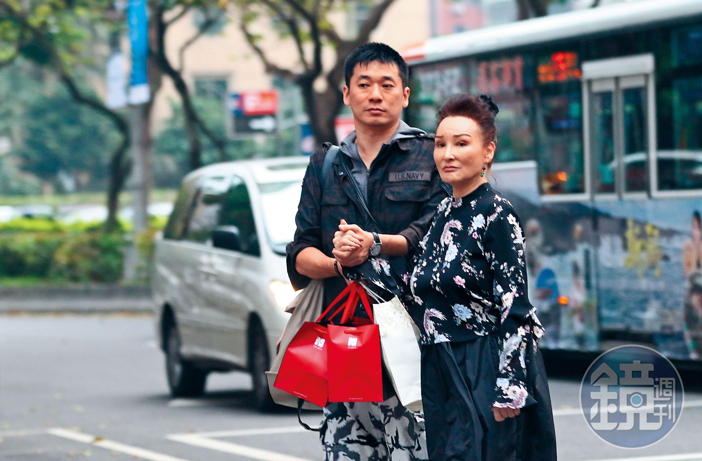 資深藝人陳莎莉（右）在大陸工作近20年，在友人陪同下抽空回台休假。