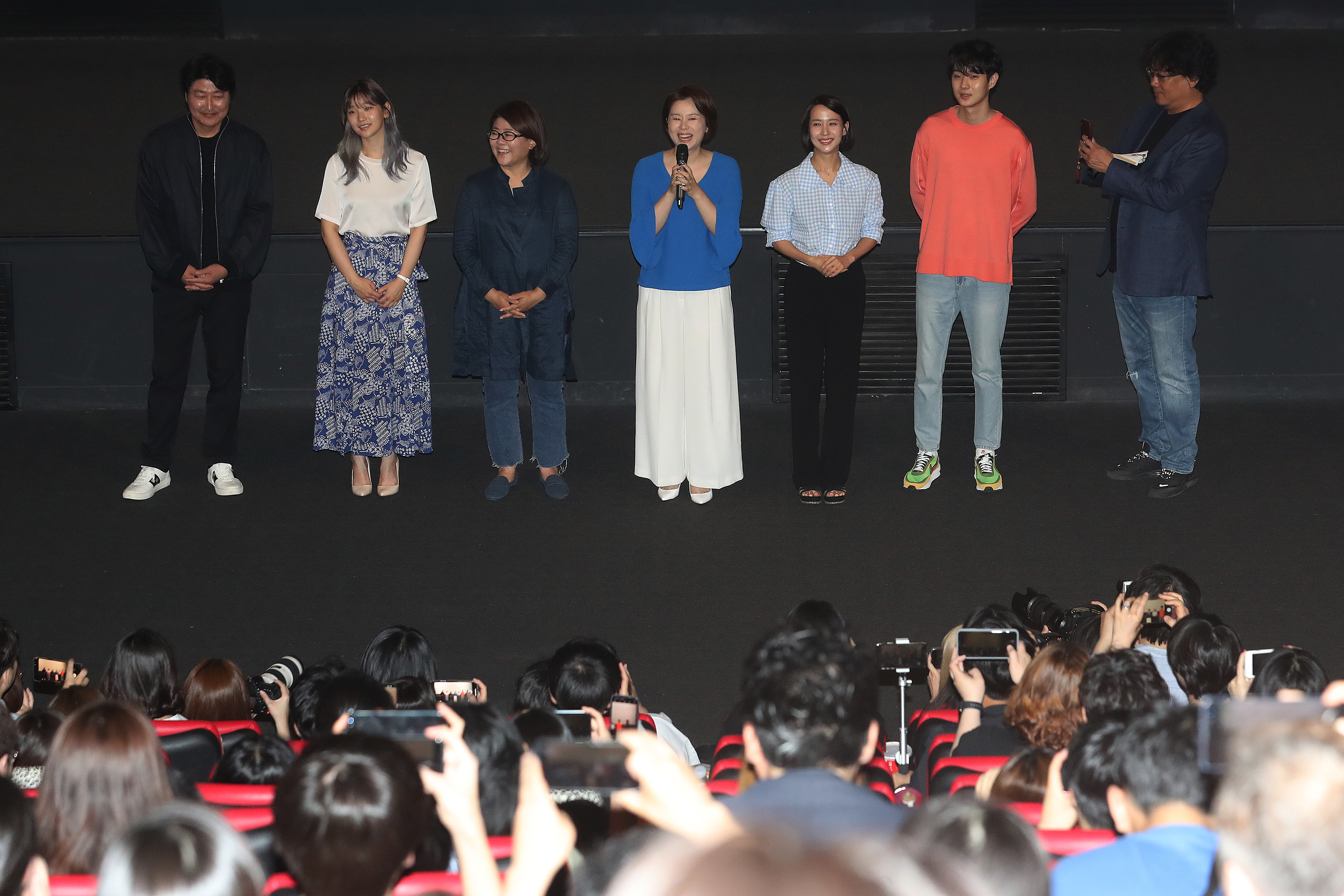 《寄生上流》導演奉俊昊(右一)帶著主演影帝宋康昊(左起)、朴素丹、李姃垠、張惠珍、曹汝貞和崔宇植到戲院向影迷謝票。(東方IC)