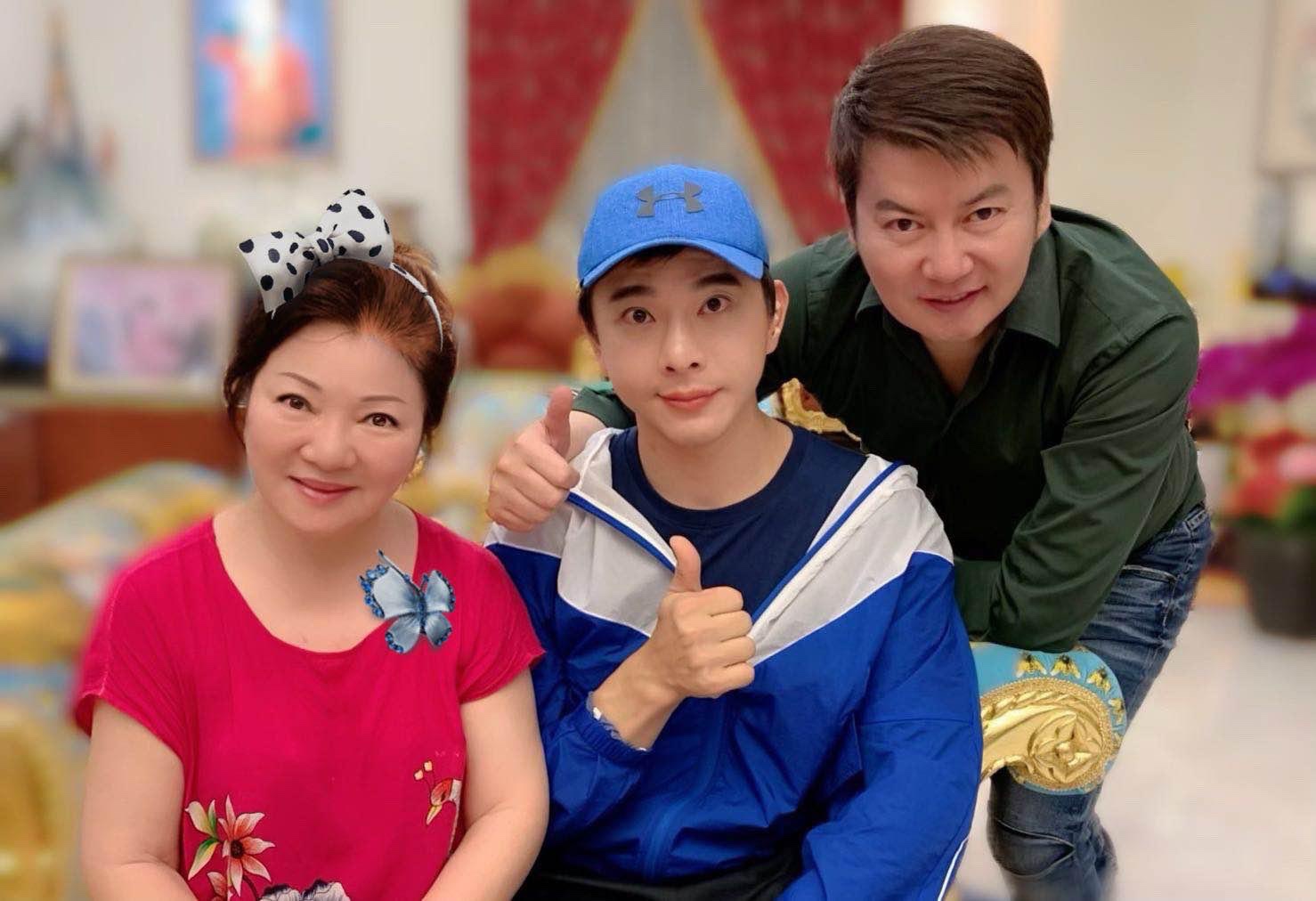 白冰冰（左）身穿桃紅上衣、頭戴蝴蝶結髮箍，以年輕裝扮邀倪齊民（右）到家作客，沒想到卻被經紀人陳孝志（中）撞見。（陳孝志提供）