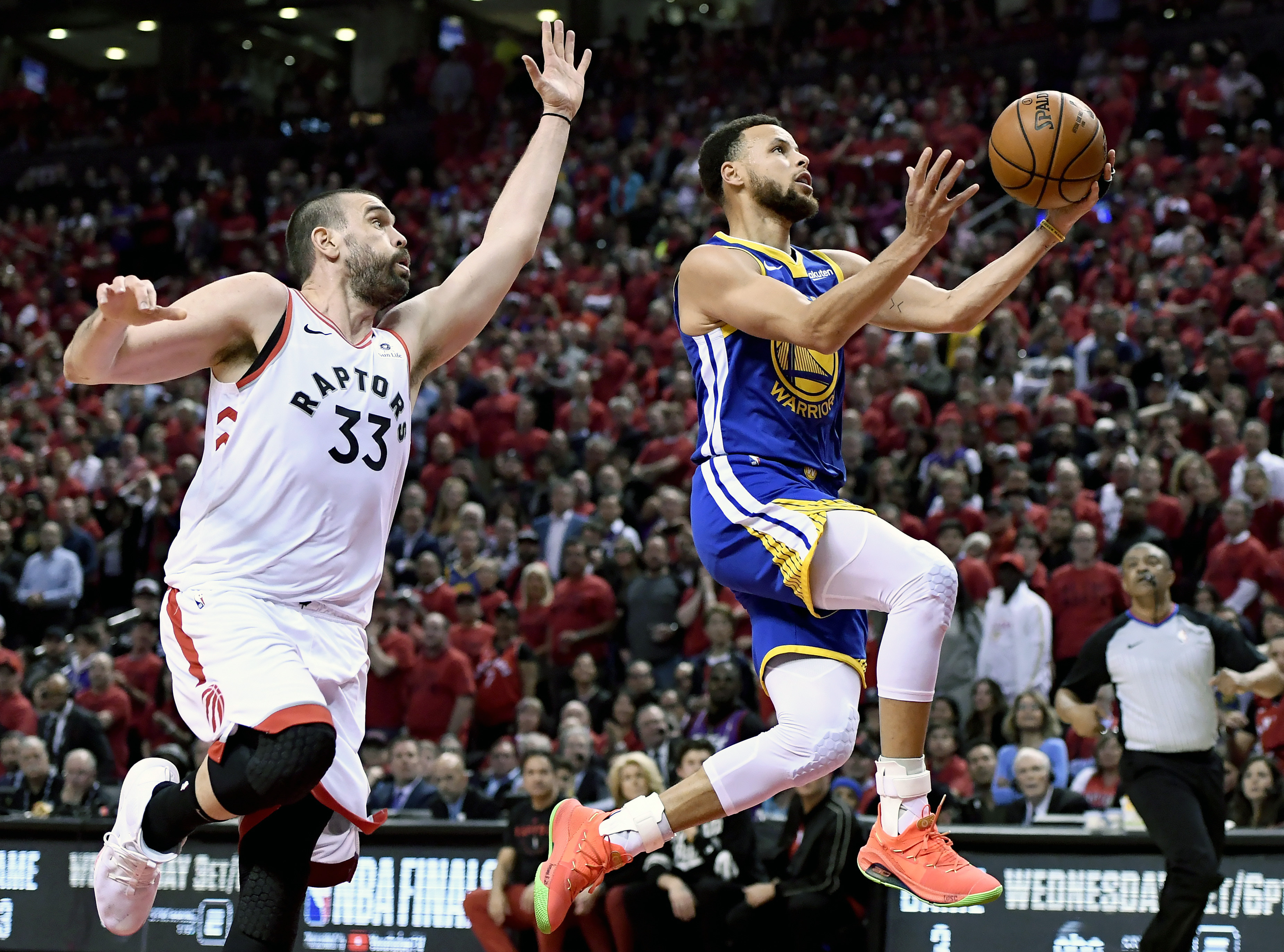 「浪花兄弟」柯瑞（圖）、湯普森聯手狂轟48分，幫助勇士以109比104擊潰暴龍，將總冠軍系列戰扳平成1比1。（東方IC）