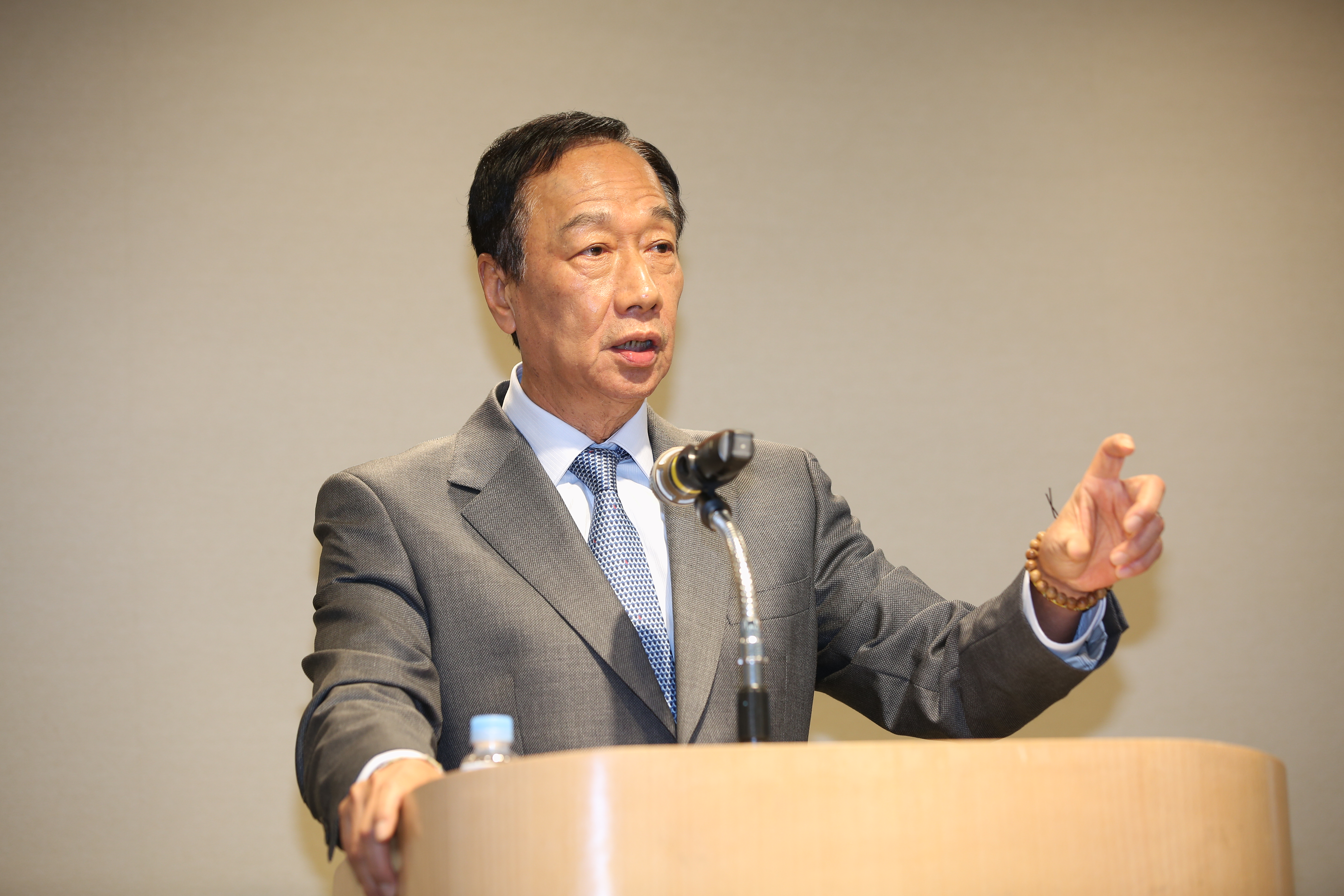 國民黨總統初選候選人郭台銘抨擊蔡政府對於中美貿易戰走勢過於樂觀。