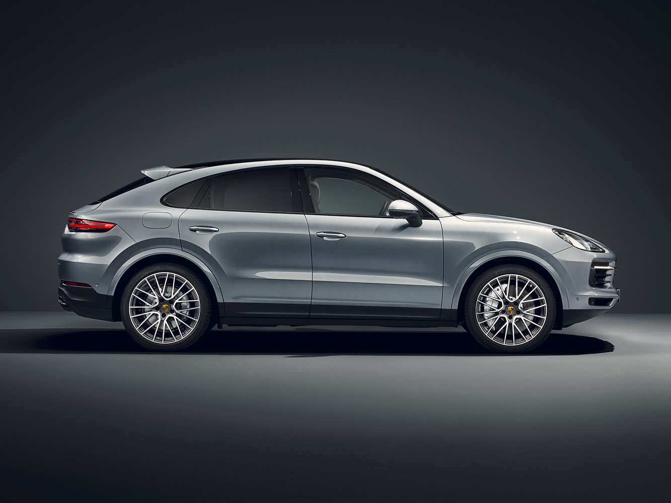 車頂線條與車尾斜背的設計賦予 Cayenne S Coupé 鮮明的運動化風格。