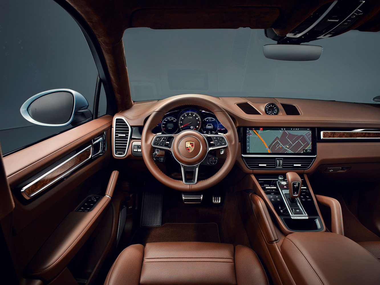 標準配備Sport Chrono跑車計時套件、動力輔助轉向升級系統、20吋Cayenne Sport鋁合金輪圈、配備倒車顯影的前後停車輔助系統，與保時捷主動式懸載調整系統（PASM）。
