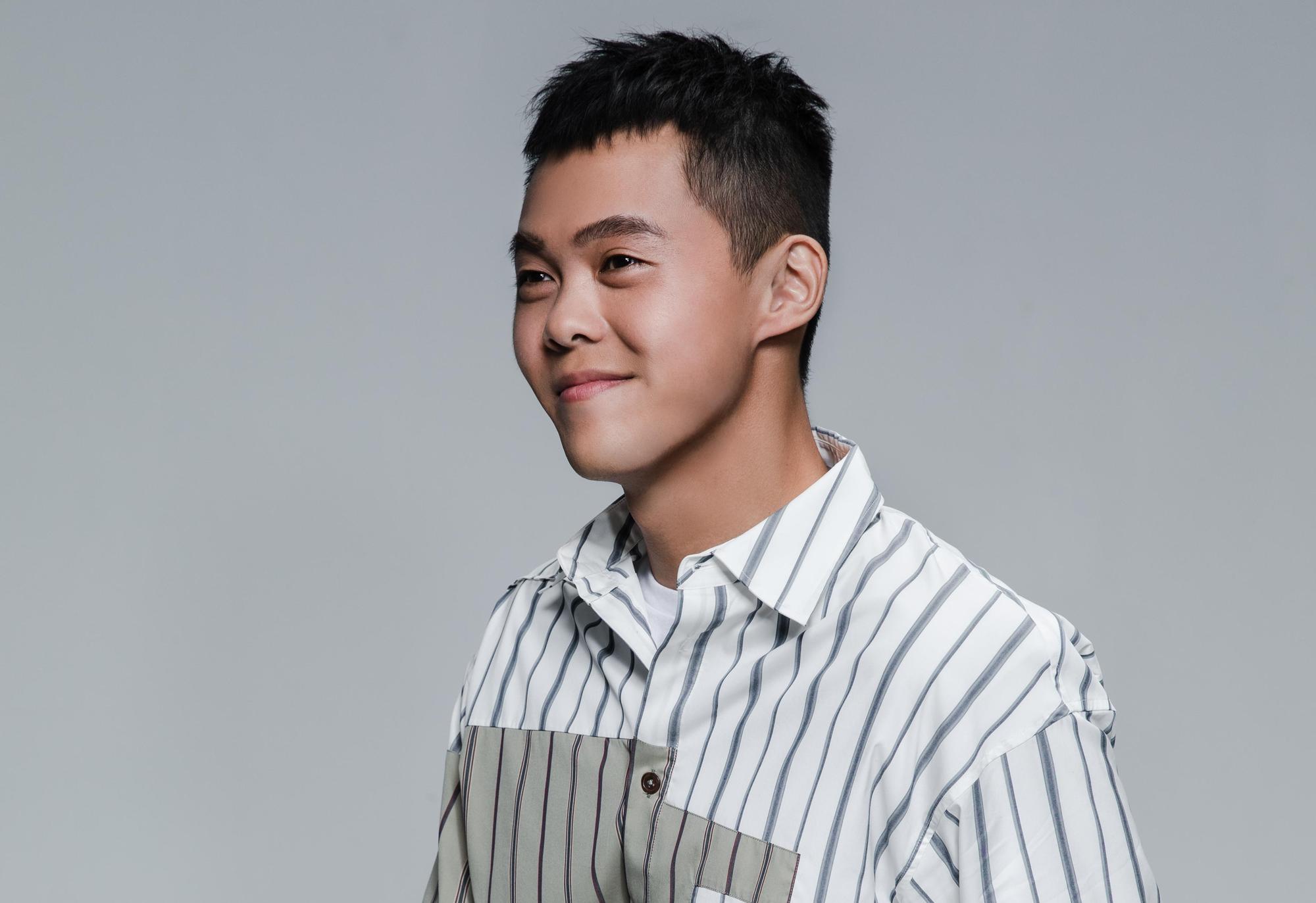 因《超級偶像》奪冠而大受歡迎的曾昱嘉，一甩8年低潮，以新單曲〈退讓〉再出發。（福茂唱片提供）