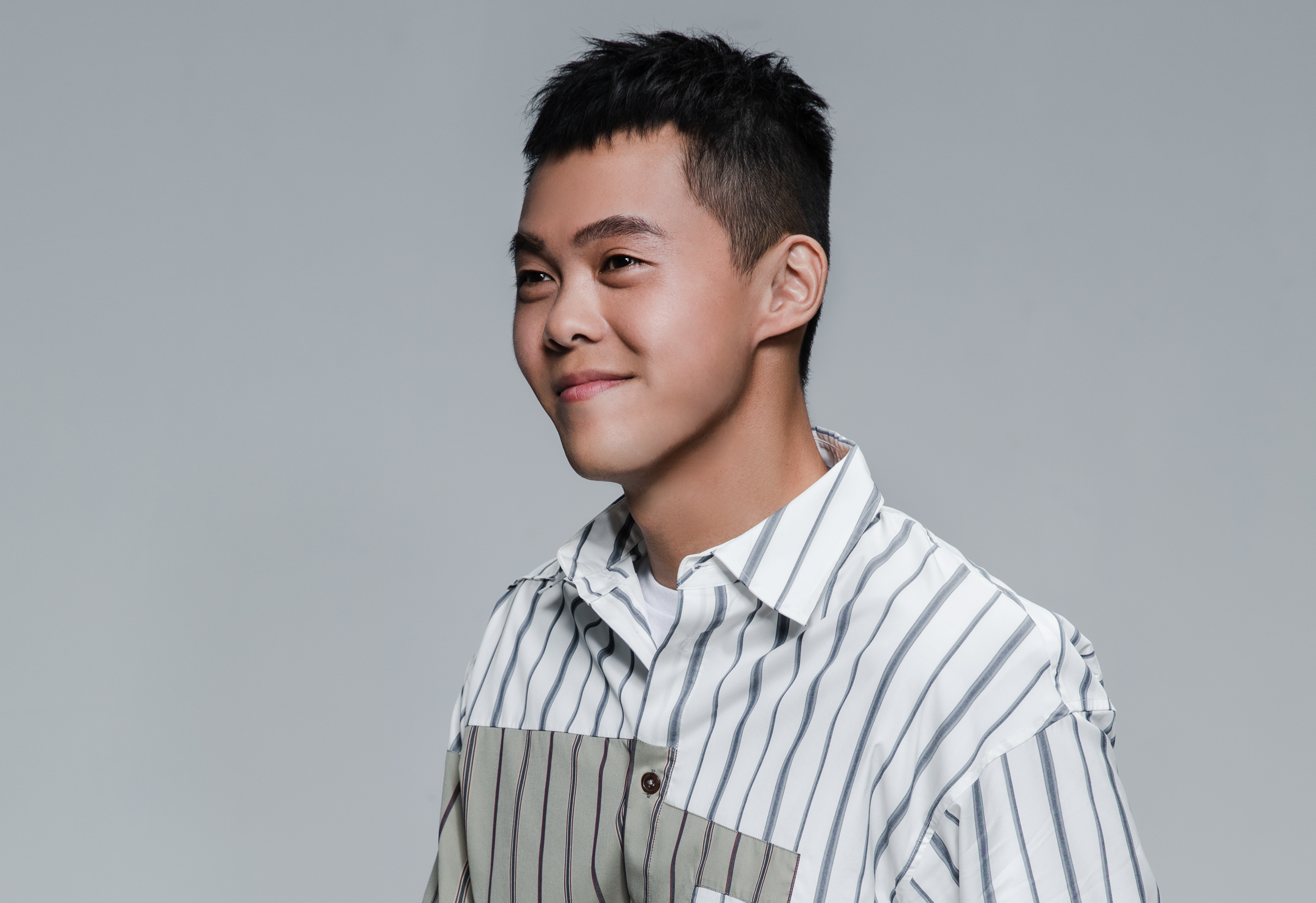 因《超級偶像》奪冠而大受歡迎的曾昱嘉，一甩8年低潮，以新單曲〈退讓〉再出發。（福茂唱片提供）