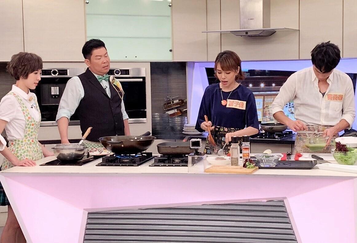 夏于喬（右2）「回娘家」上《型男大主廚》遭惡整。（三立提供）