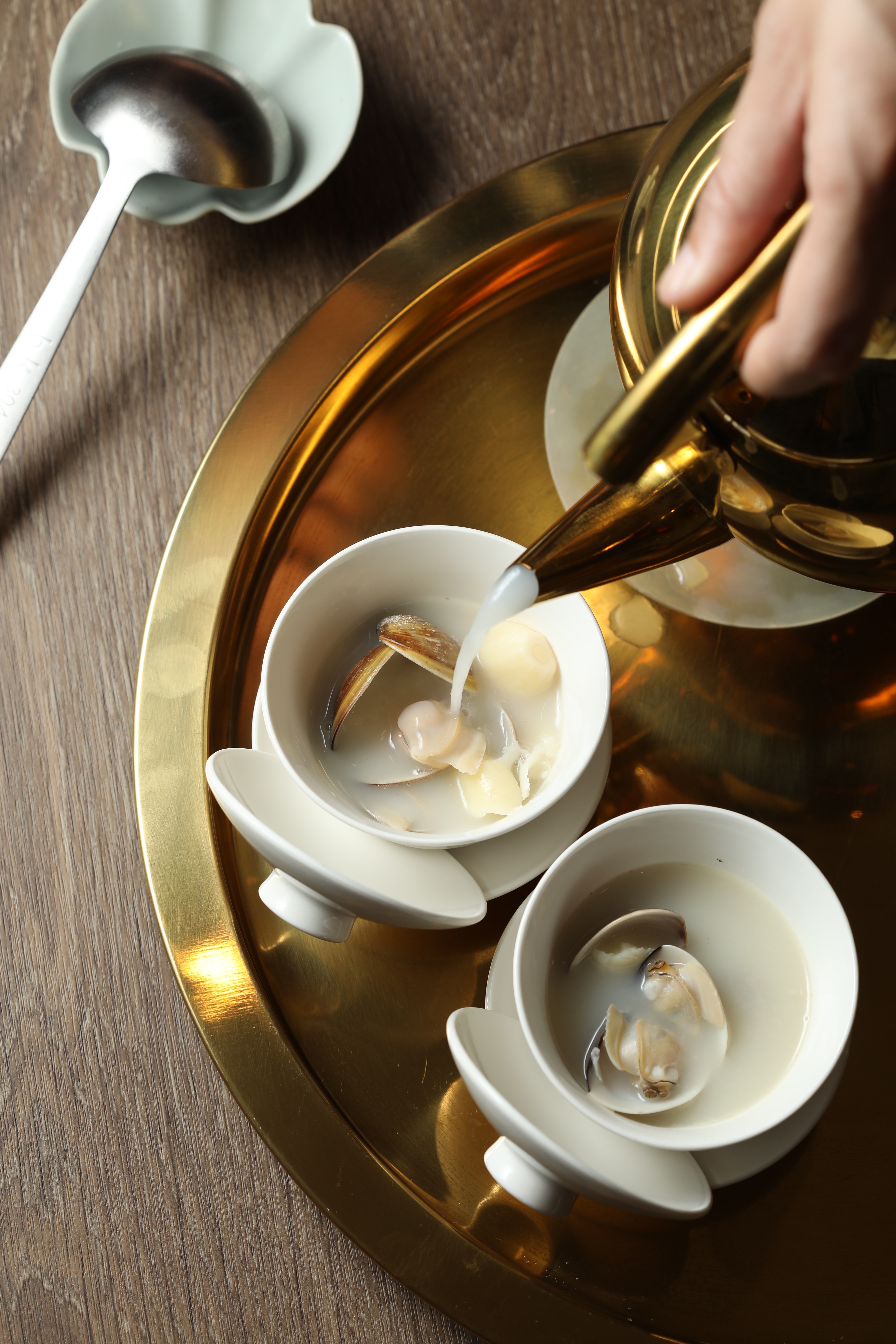 「碗茶精力蛤蜊湯」金茶具整組上桌超浮誇，還好蒜味湯頭提醒了它的身份。（298元／組）