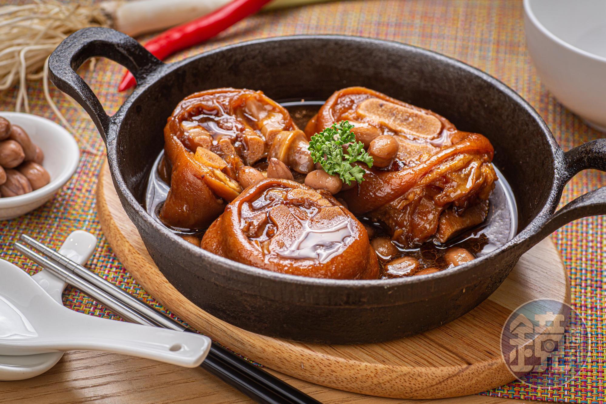 選用後腿的「豬腳花生」皮Q肉軟，醬汁甘味滷透花生。（220元／份）