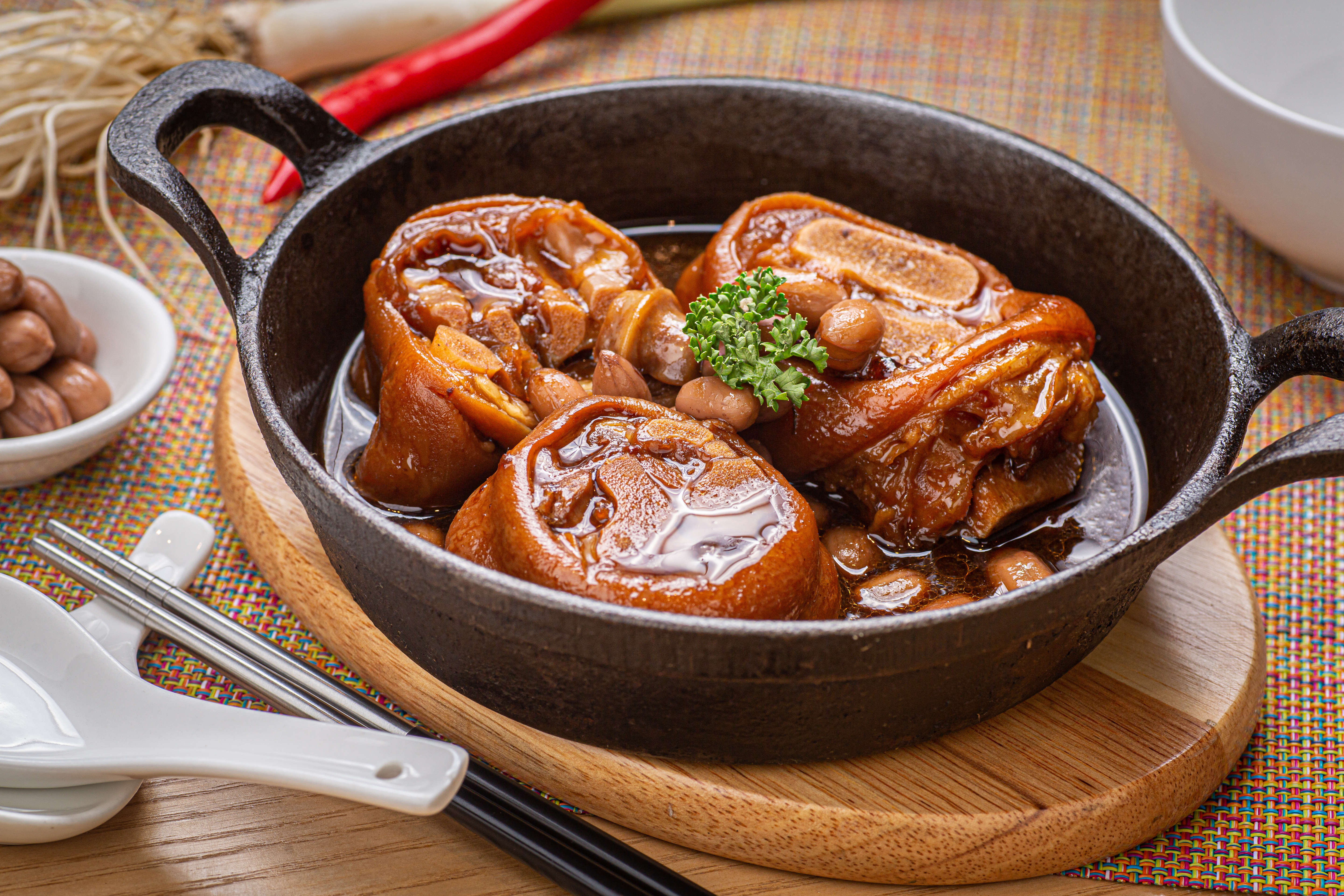 選用後腿的「豬腳花生」皮Q肉軟，醬汁甘味滷透花生。（220元／份）