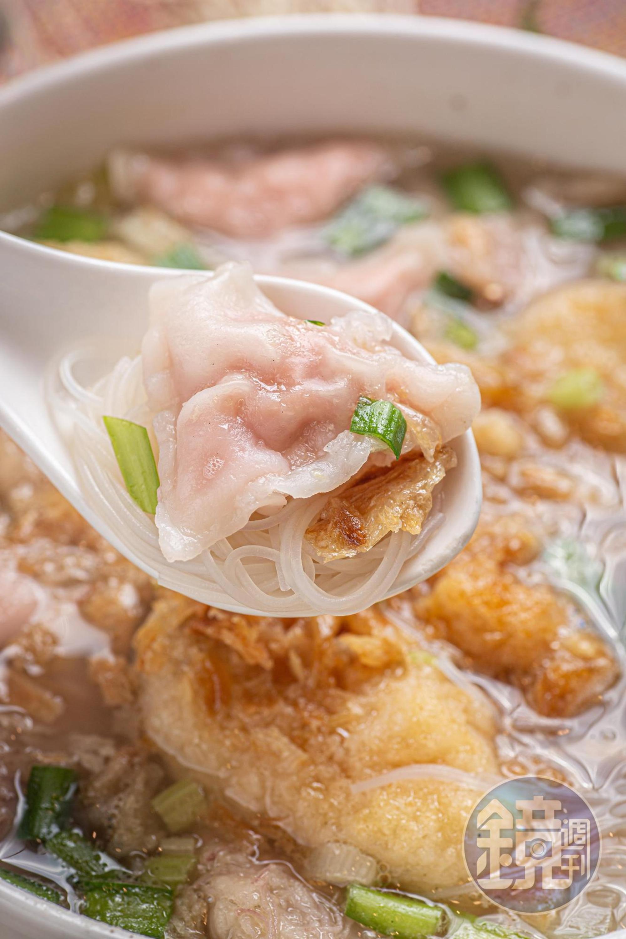 「鮮魚米粉湯」湯濃料多，油蔥韭菜增添了爽快的台味。（180元／份）
