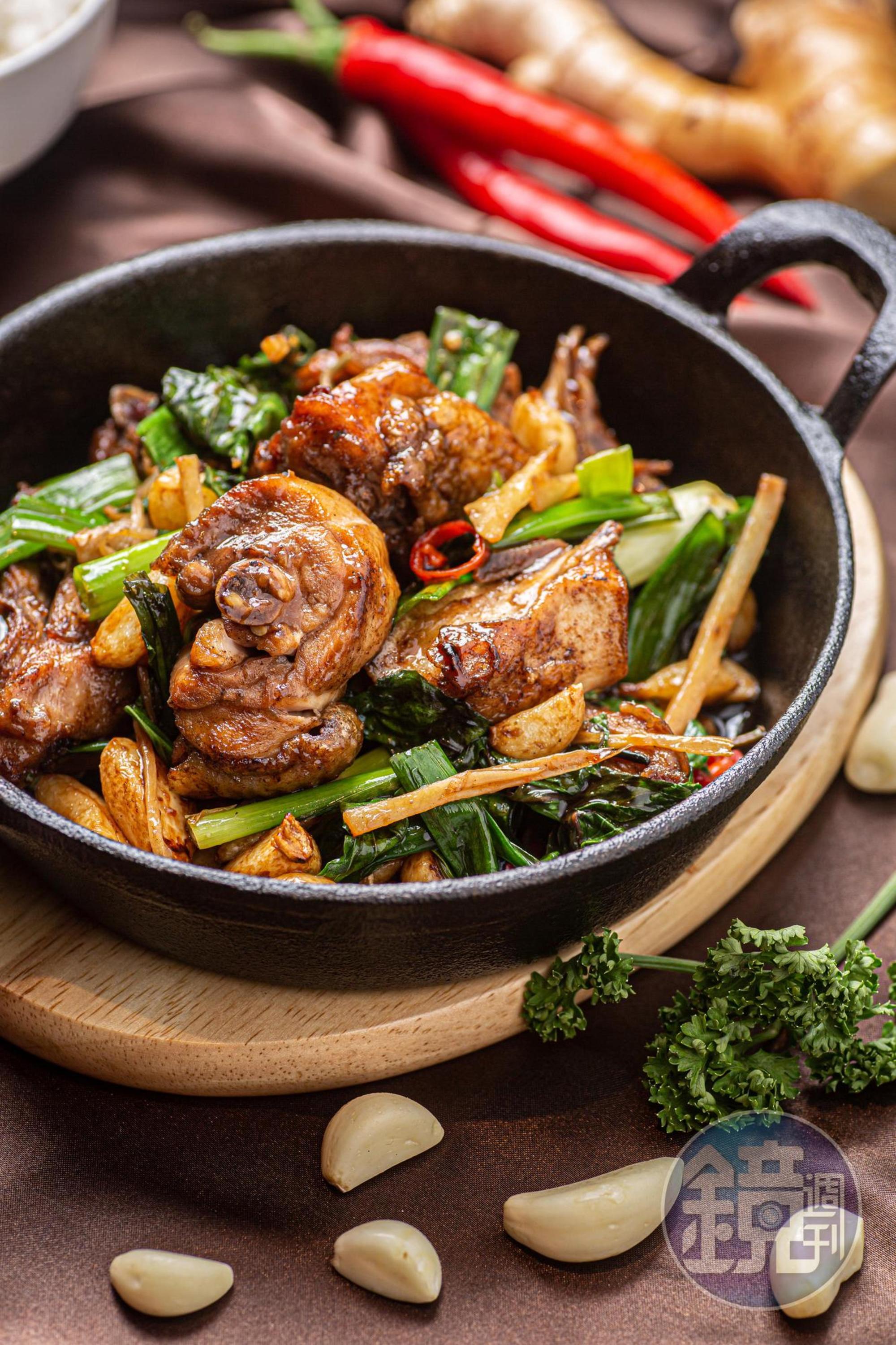 「塔香三杯雞」的醬香是代表台菜的美好香氣。（220元／份）