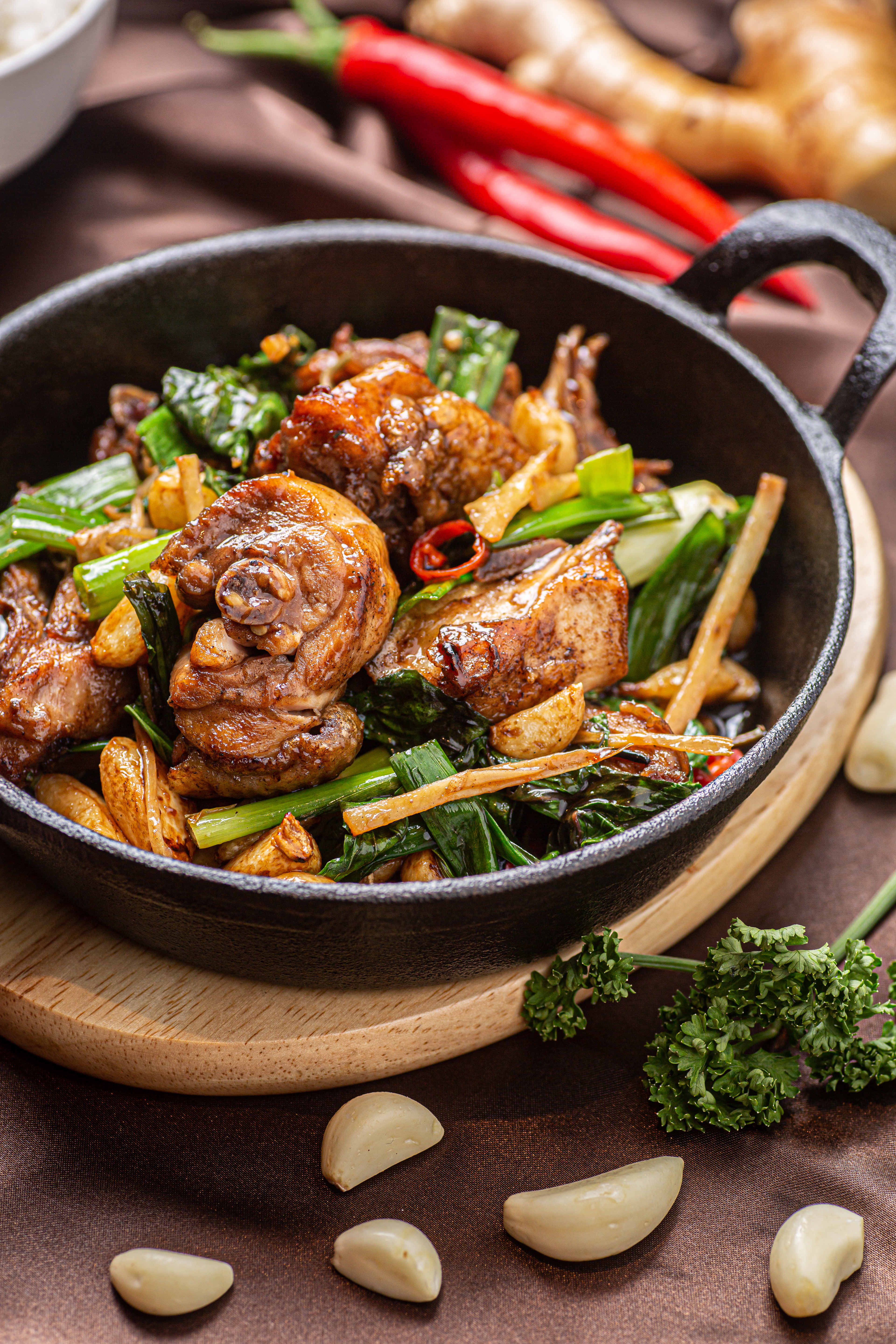 「塔香三杯雞」的醬香是代表台菜的美好香氣。（220元／份）