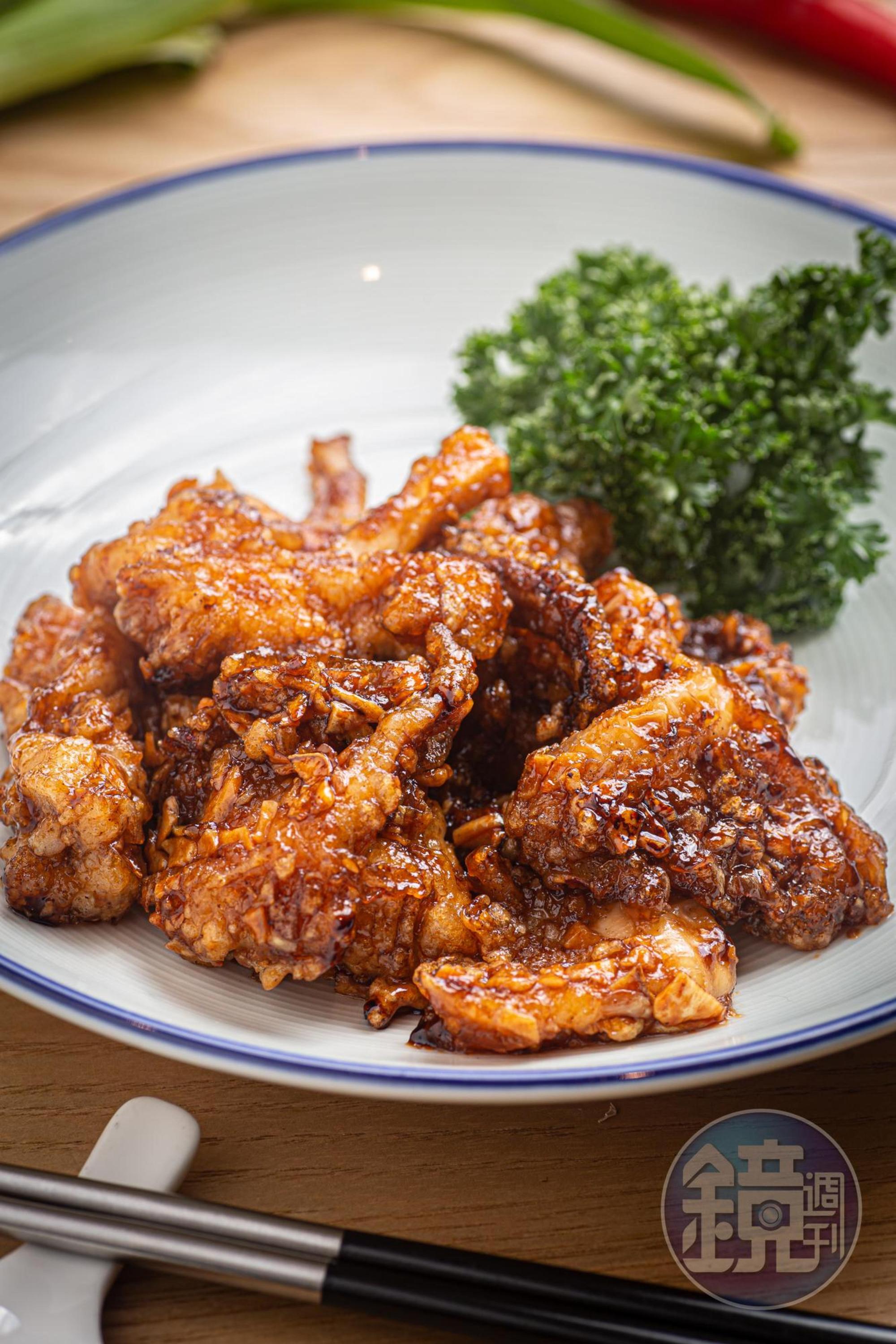 「蒜蓉軟時」麵衣冷了也酥脆，裹滿甜鹹的蒜香醬汁很下飯。（220元／份）