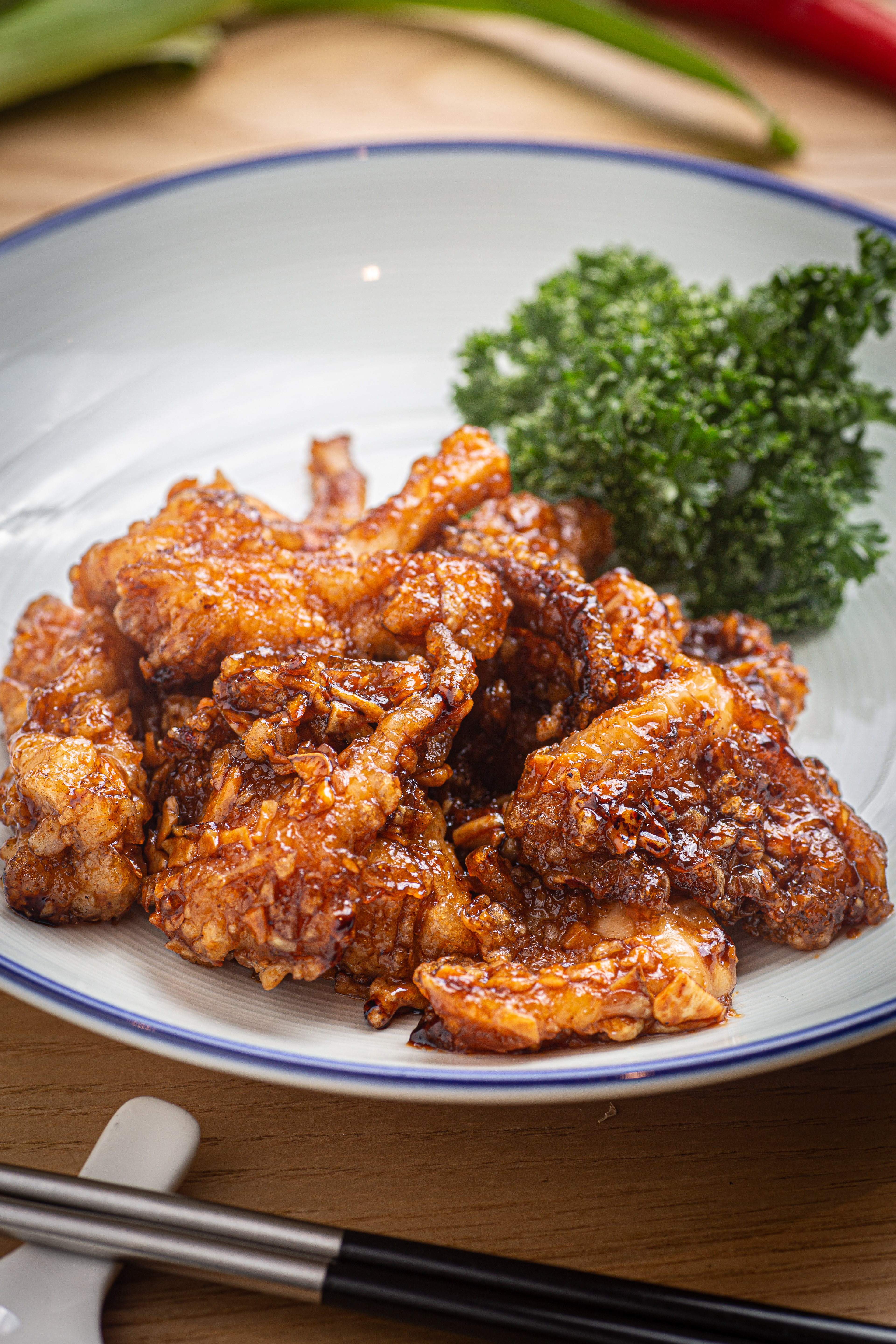 「蒜蓉軟時」麵衣冷了也酥脆，裹滿甜鹹的蒜香醬汁很下飯。（220元／份）