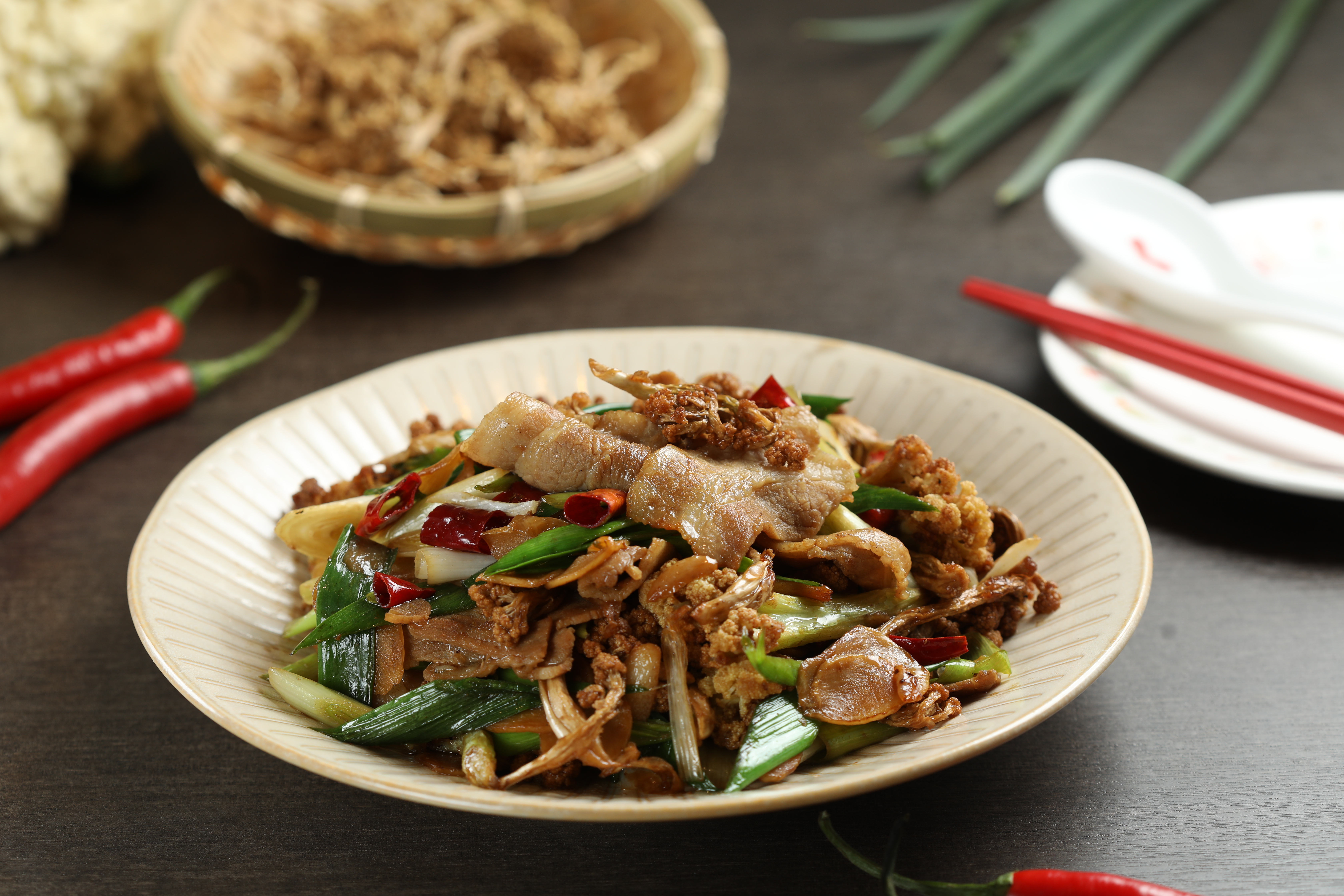 西部常見農家菜「花菜乾五花肉」刻意用了生花椰菜和花菜乾，太陽香氣引人鄉愁。（280元／份）