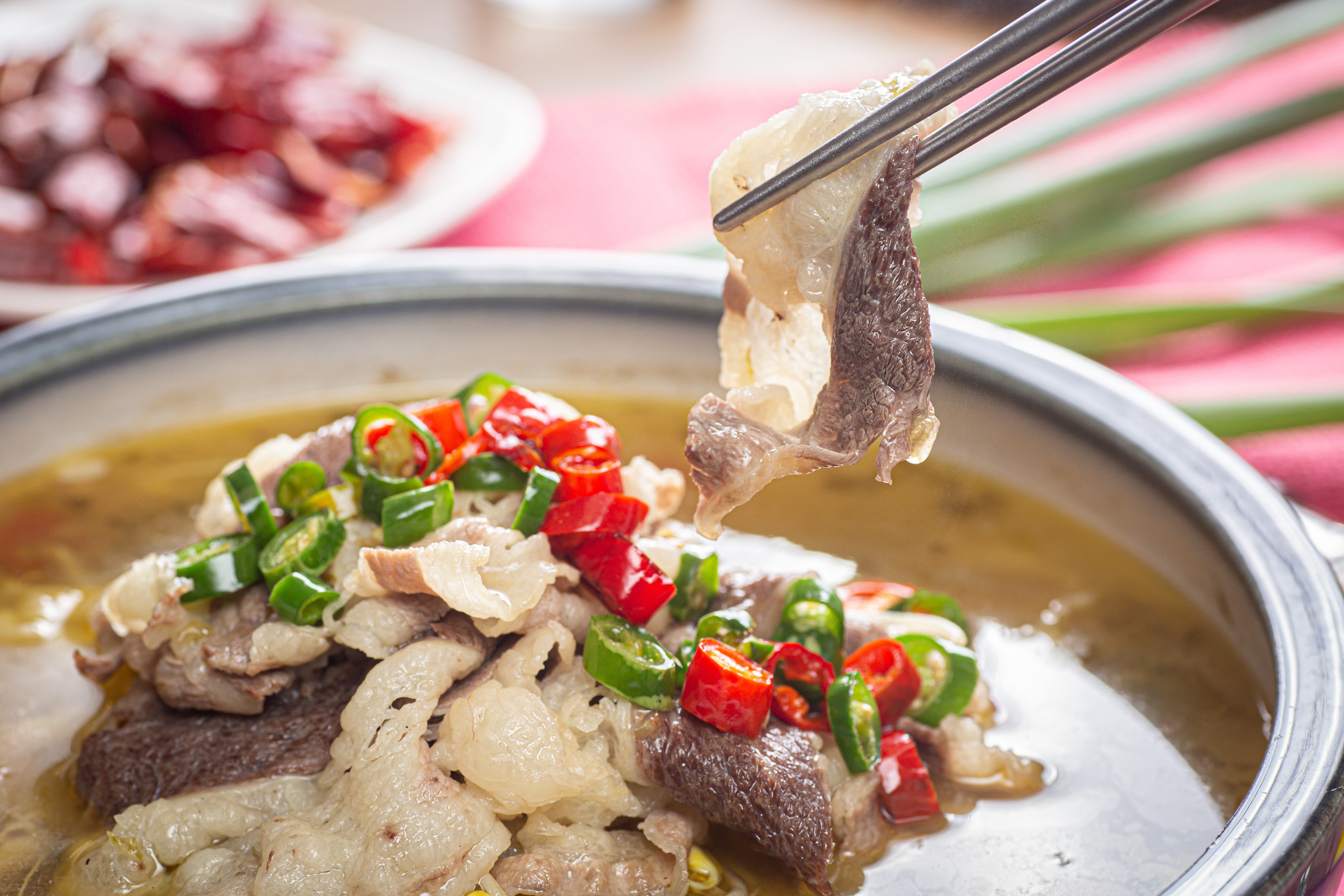 「金湯嫩肥牛」少了傳統水煮牛的厚重，多了酸香和清鮮。（480元／份）