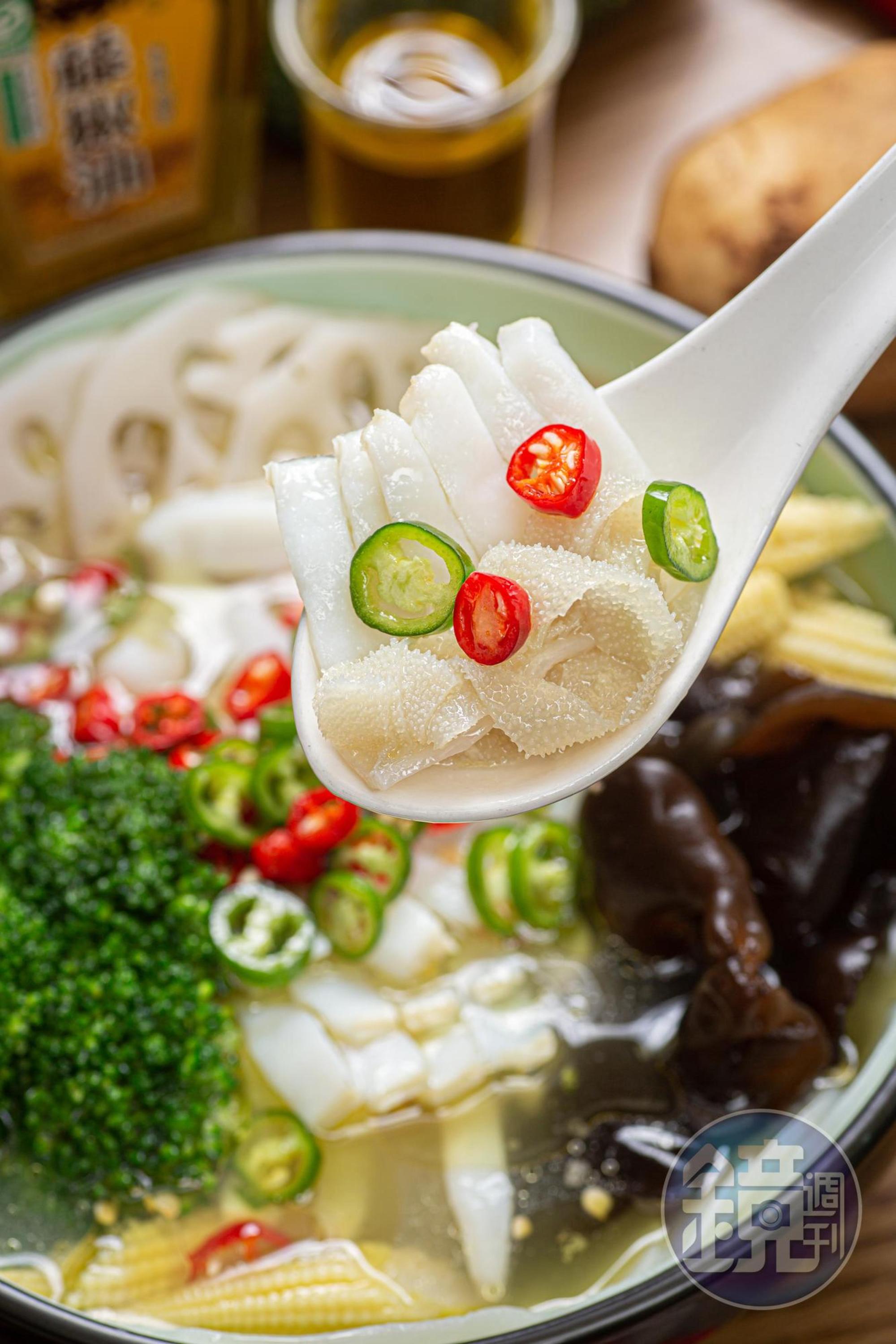 「藤椒缽缽鮮」湯料以脆口菜碼為主,與明快的爽麻是很好的搭配。(280元/份)