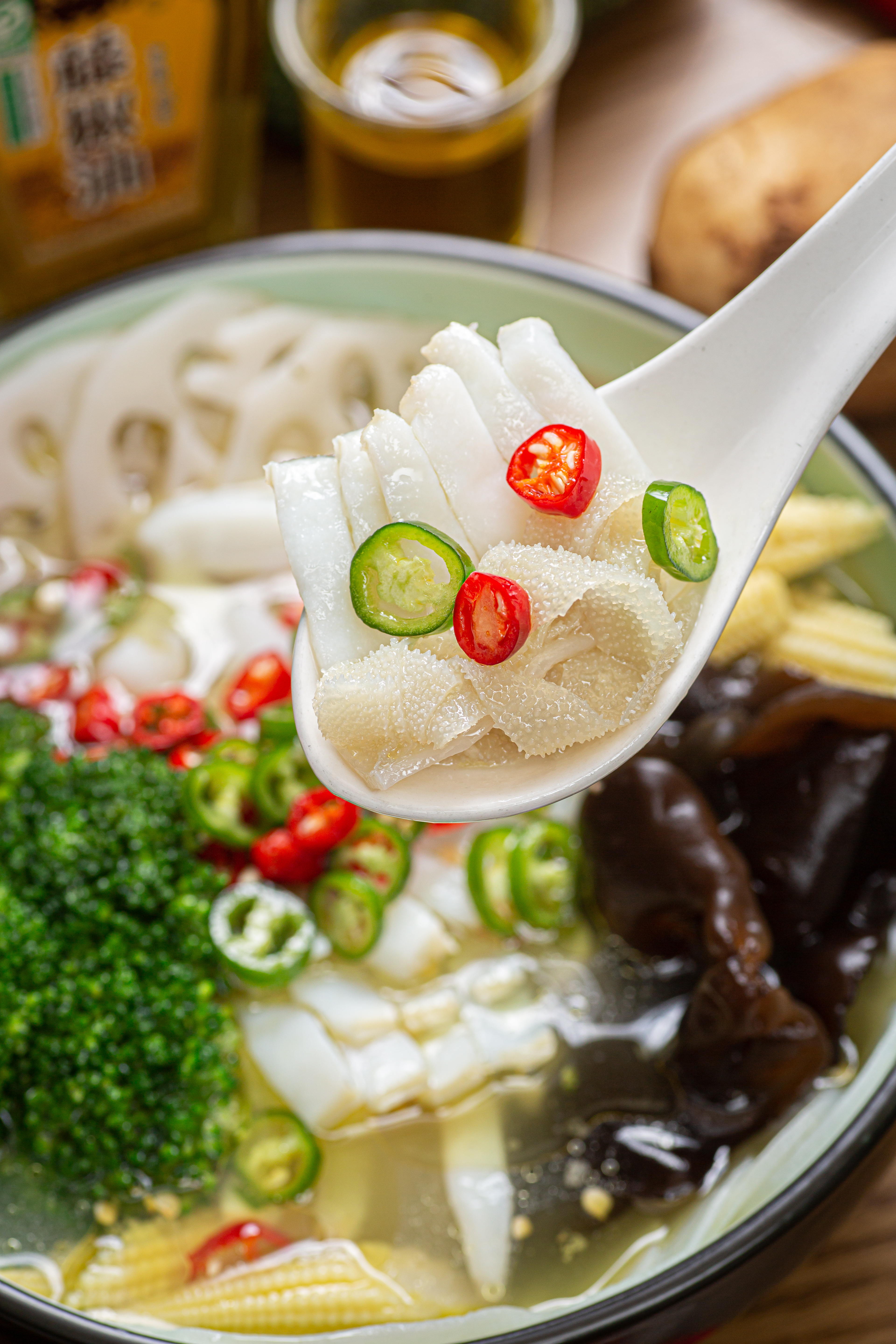 「藤椒缽缽鮮」湯料以脆口菜碼為主，與明快的爽麻是很好的搭配。（280元／份）