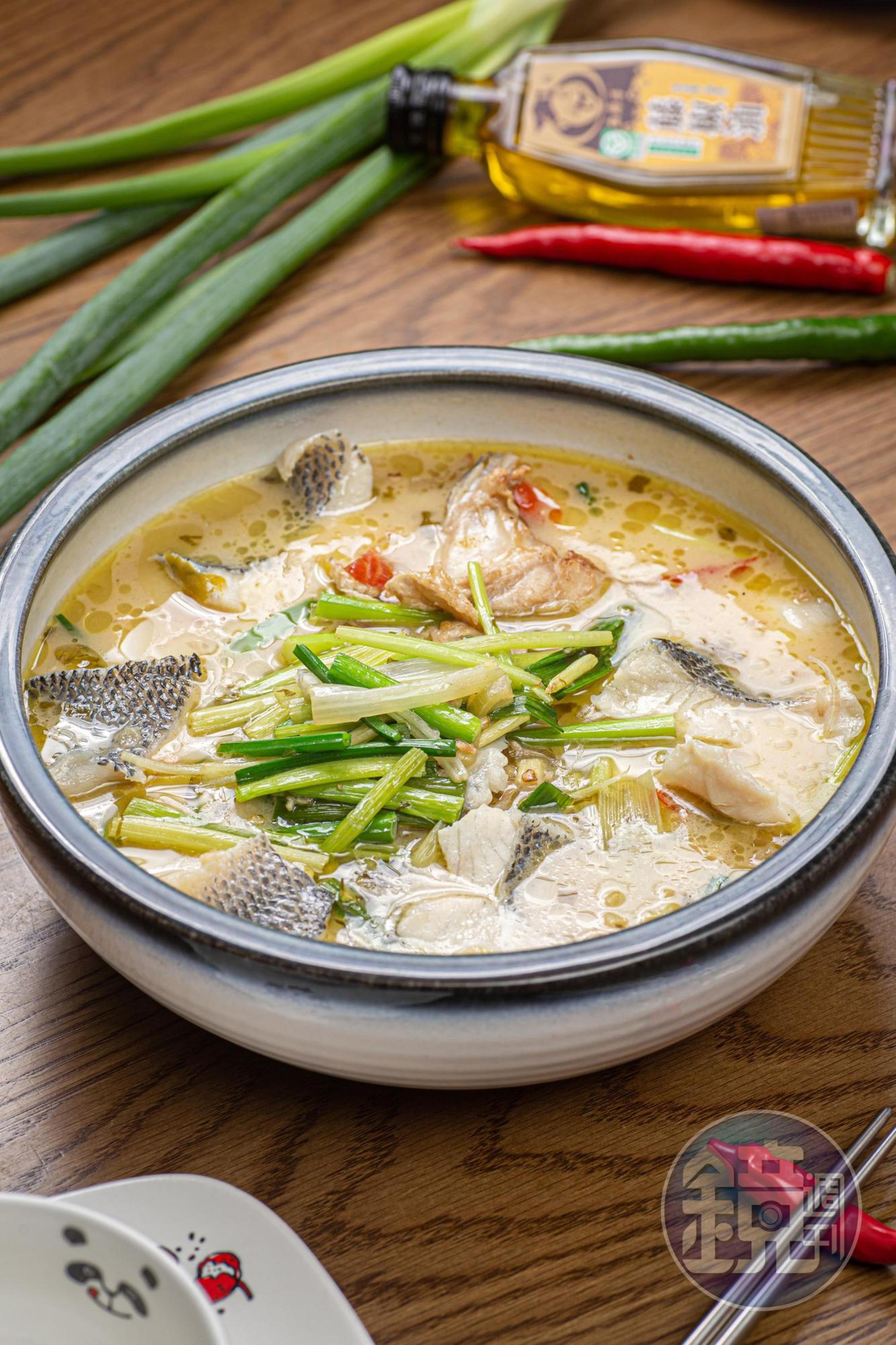 「回甘酸菜魚」以魚骨奶湯調雞湯,濃郁的鮮味緩解了藤椒的麻。(490元/份)