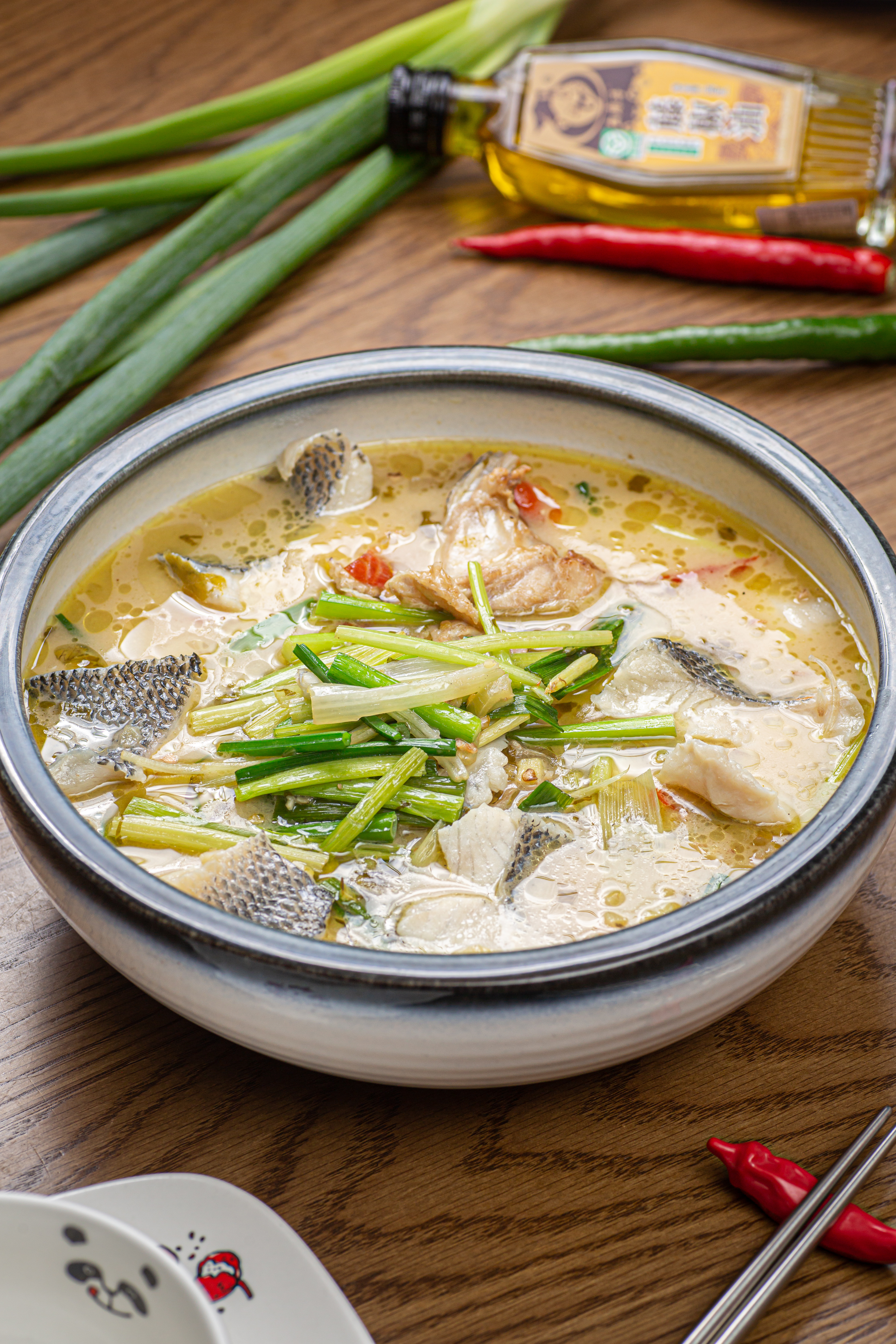 「回甘酸菜魚」以魚骨奶湯調雞湯，濃郁的鮮味緩解了藤椒的麻。（490元／份）