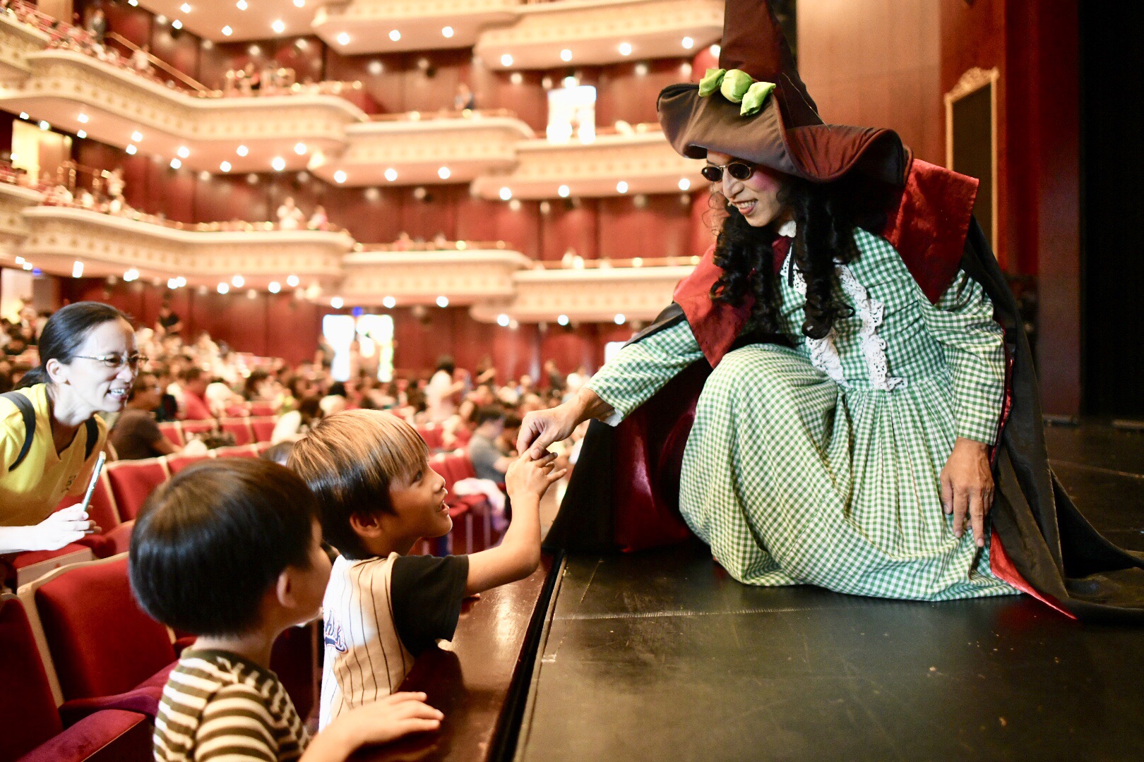 《紙風車幻想曲》的巫頂受到許多小朋友歡迎，表演結束還依依不捨。（紙風車劇團提供）