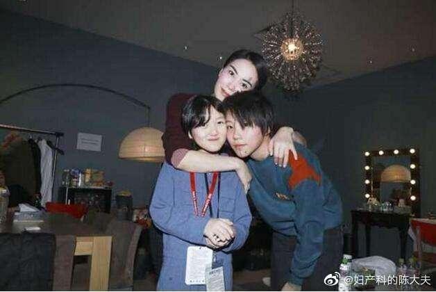 王菲與李亞鵬生的女兒李嫣（左）出生便因罹患唇顎裂所苦，圖為與姐姐竇靖童、媽媽王菲合照。（翻攝自王菲微博）