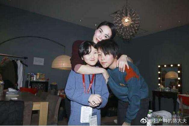 王菲與李亞鵬生的女兒李嫣（左）出生便因罹患唇顎裂所苦，圖為與姐姐竇靖童、媽媽王菲合照。（翻攝自王菲微博）