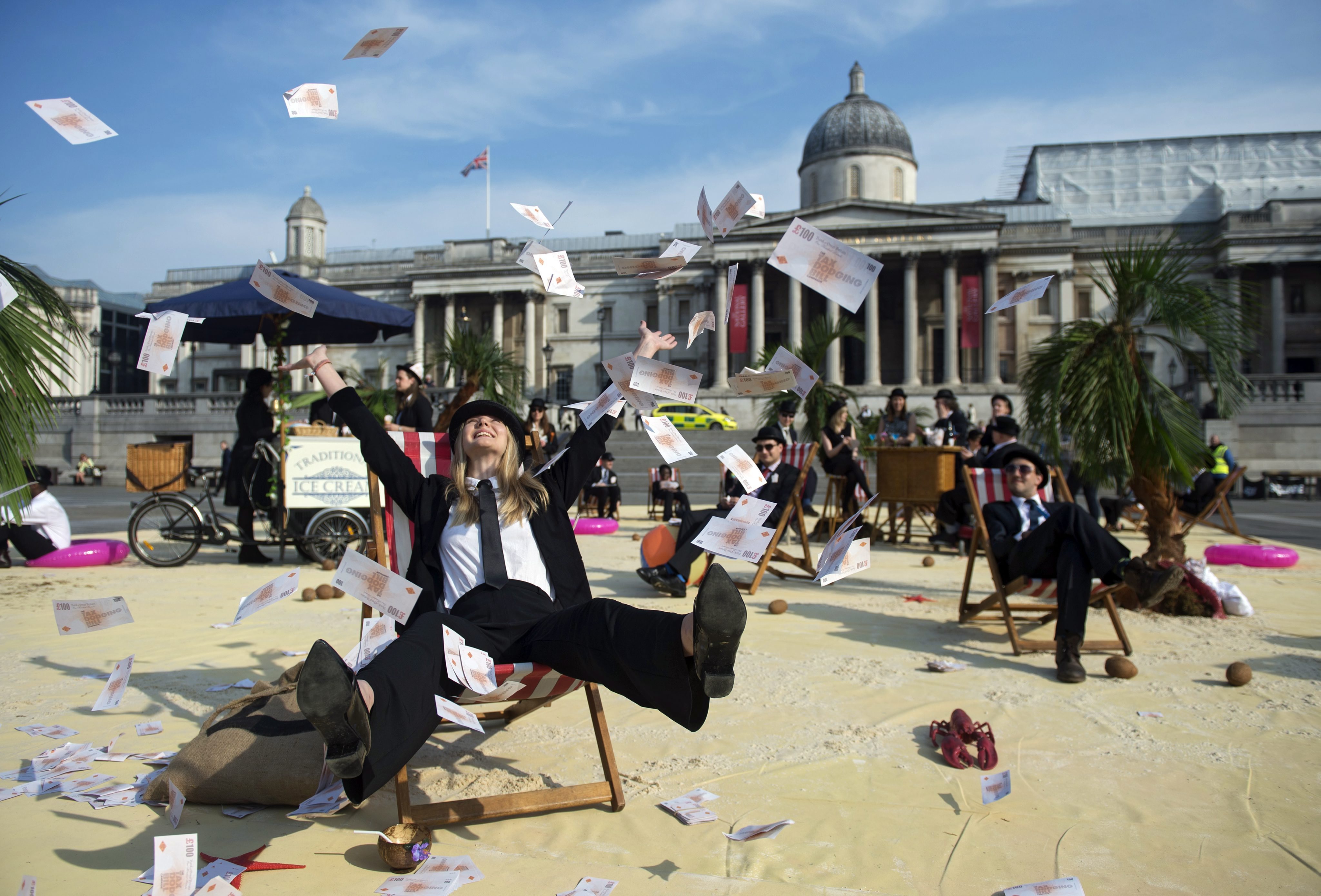 2016年英國倫敦全球「反腐高峰會」，民眾在特拉法加廣場示威抗議要求英國政府關閉所有英屬的「避稅天堂」。（東方IC）