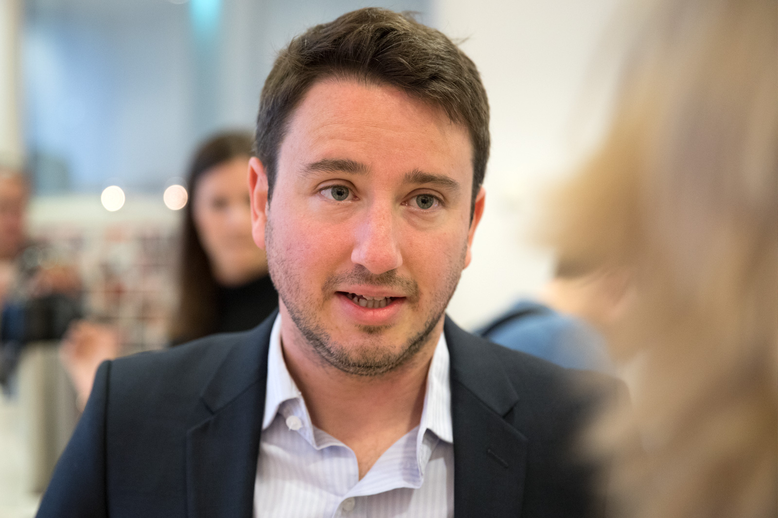 32歲的法國經濟學家祖克曼，與媒體譽為調查富豪海外藏匿財富的「財富偵探」。（網路截圖：YouTube / SNS）