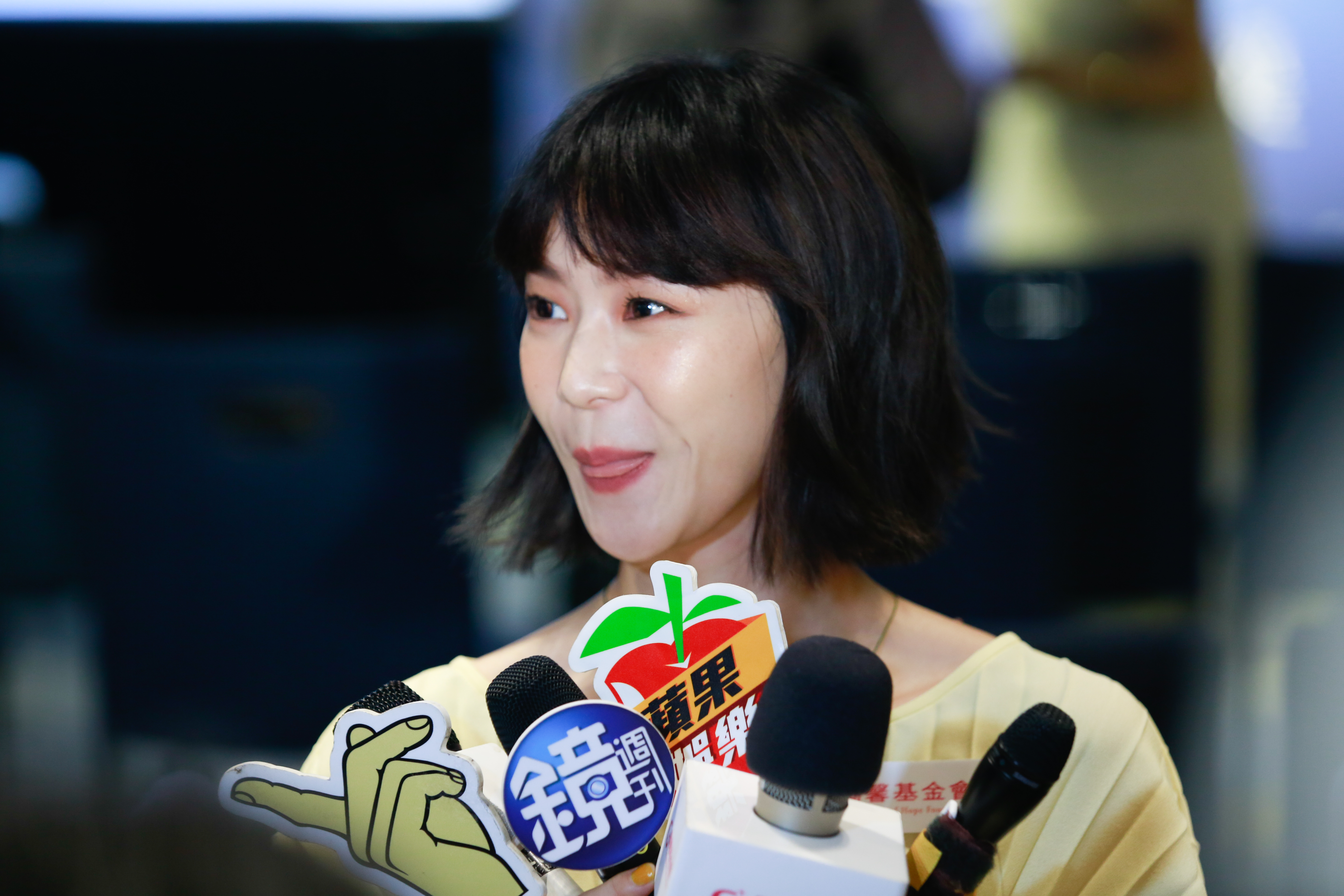 鍾瑶在與曹晏豪戀情曝光後首度公開現身，出席勵馨基金會的公益記者會。