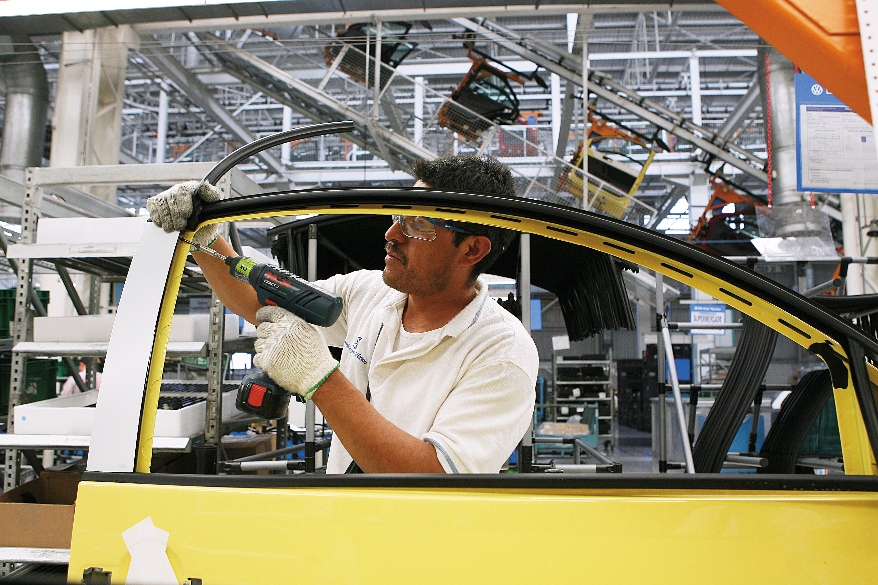 墨西哥向來是汽車與資訊產品製造重鎮，川普這次對墨西哥加徵關稅，恐讓全球汽車與資訊產業雪上加霜。（東方IC）