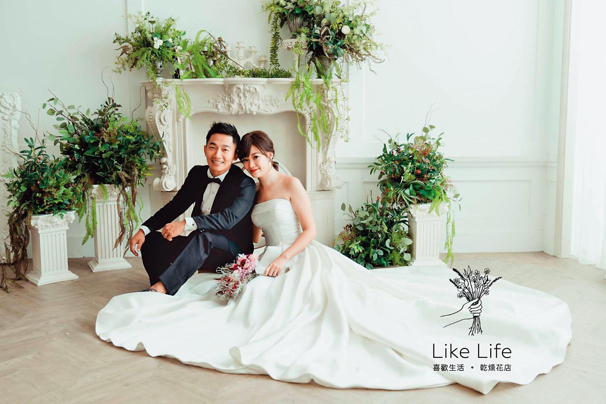 蔡昌憲與交往多年的空姐老婆Vivian於去年6月登記結婚，11月在老家新北市澳底海邊辦千人戶外流水席。（翻攝自喜歡生活乾燥花店粉專）