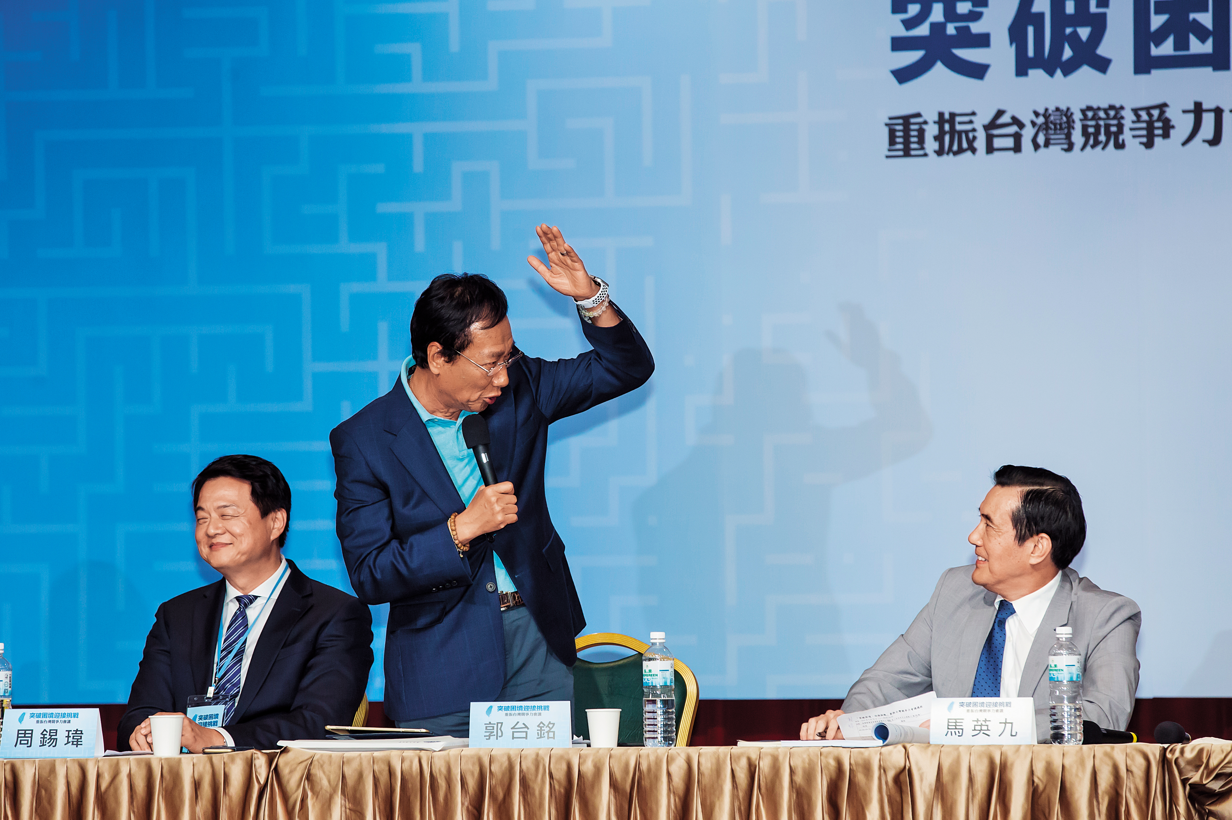 郭台銘（中）競選陣營逐漸成形，顧問團陣容清一色都是馬英九（右）任內政務官。