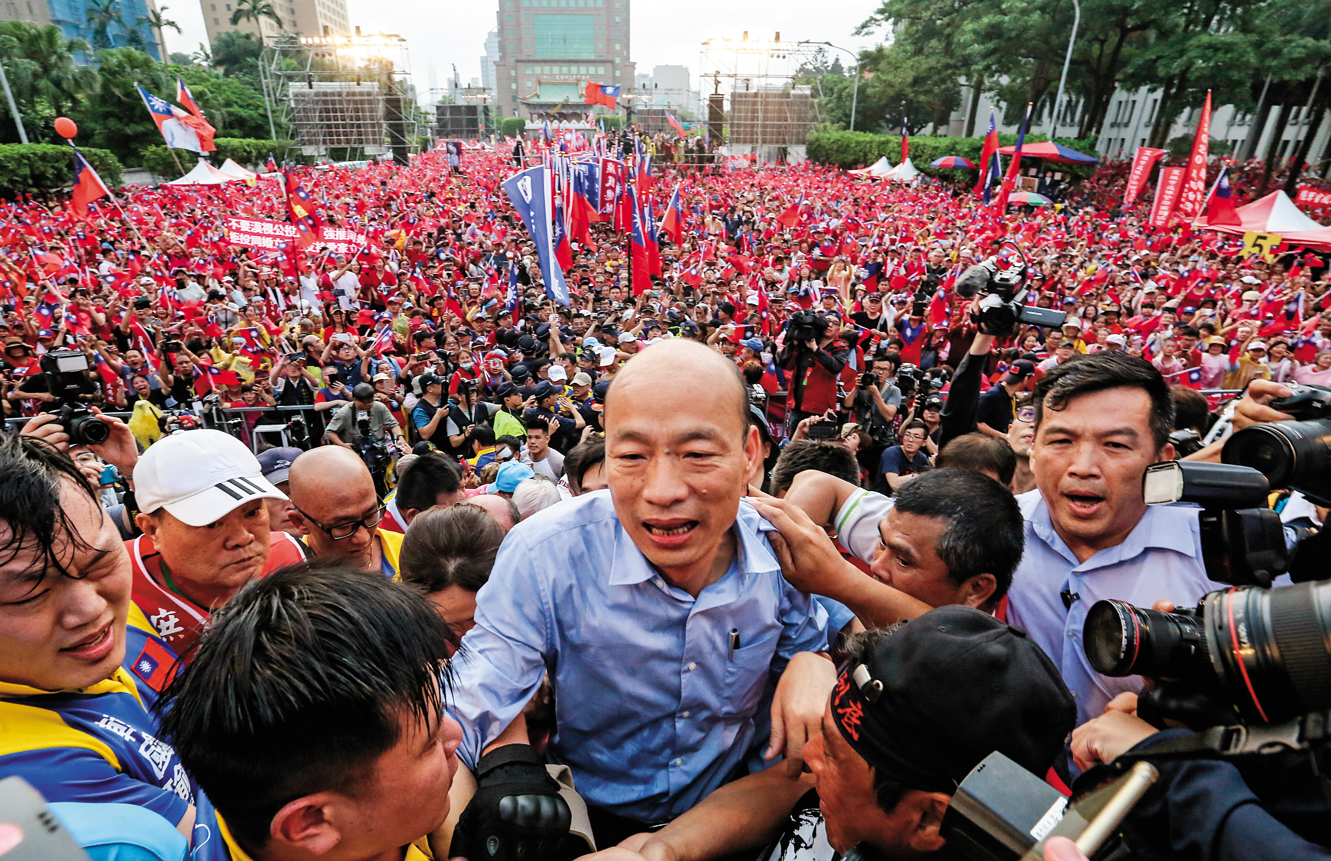 號召上萬名韓粉在凱道造勢後，韓國瑜接下來恐將面臨黨內「非韓陣線」的勢力集結。