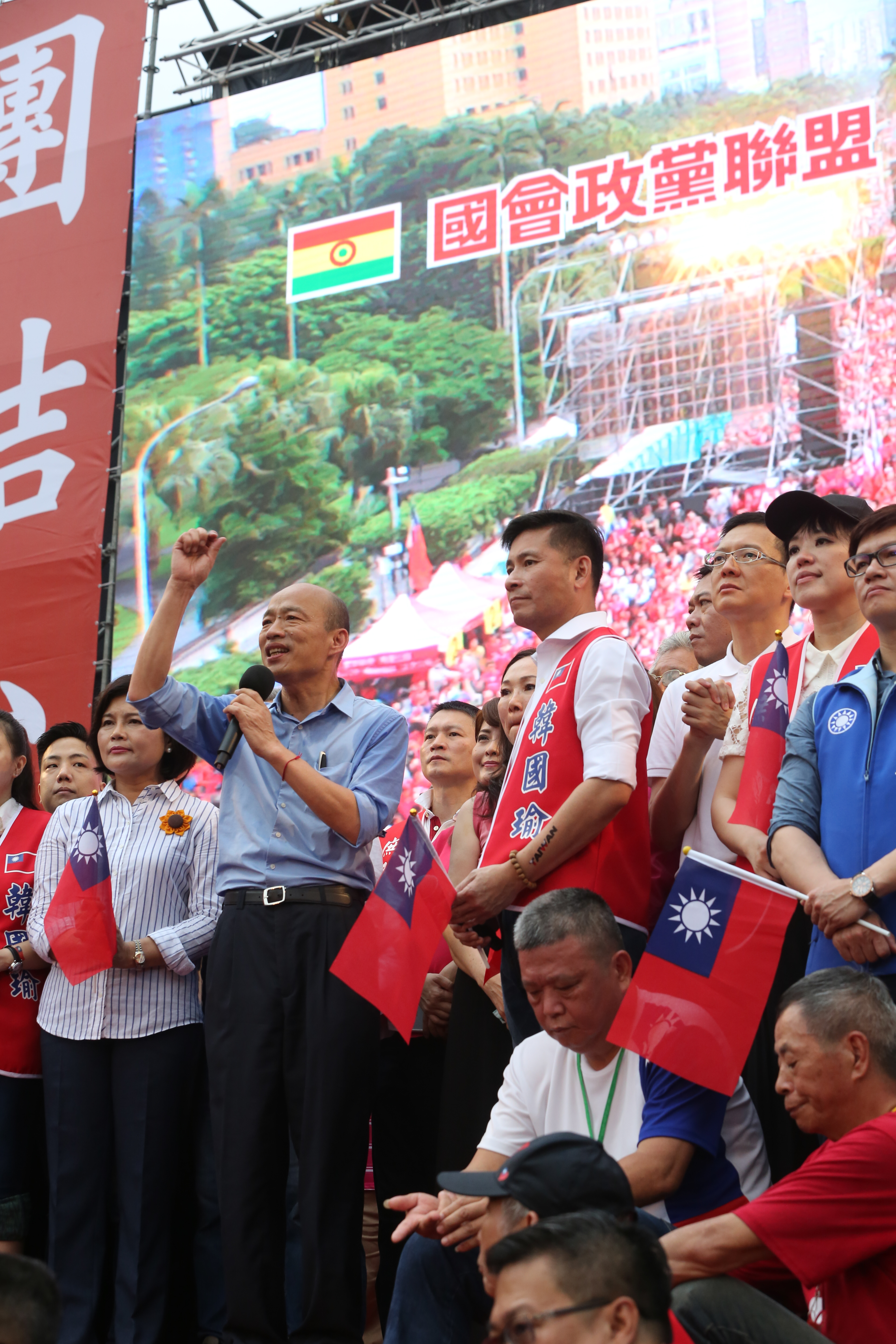 韓國瑜1日凱道造勢的背後，清一色都是馬政府時代的地方派系及邊緣人，再加上非屬藍營的妙天加入動員，以及「反年改」為主要訴求的挺韓勢力。（國會政黨聯盟提供）