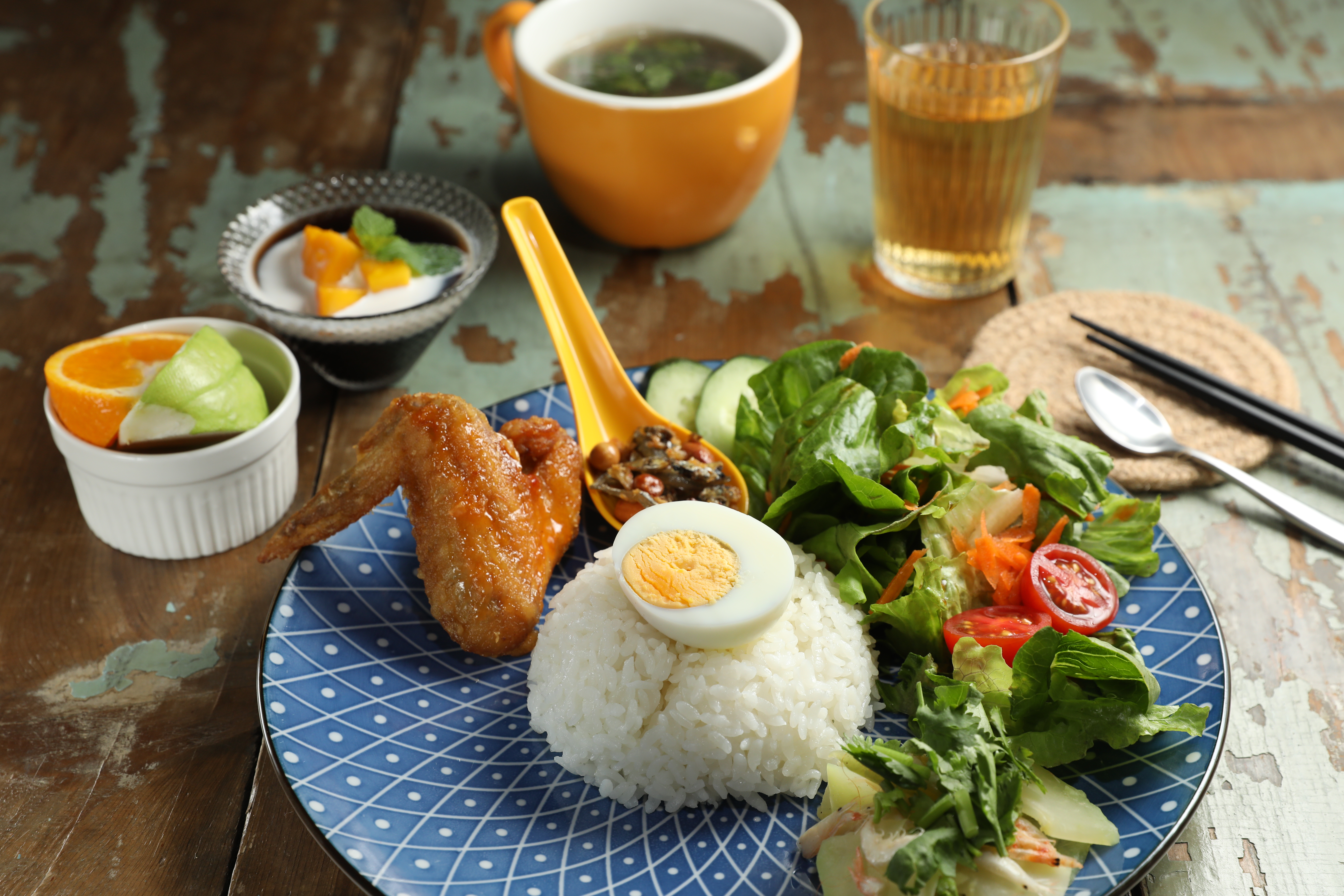 提供簡單餐飲，每週四中午更有日本媽媽提供的日本味。（270元／份）