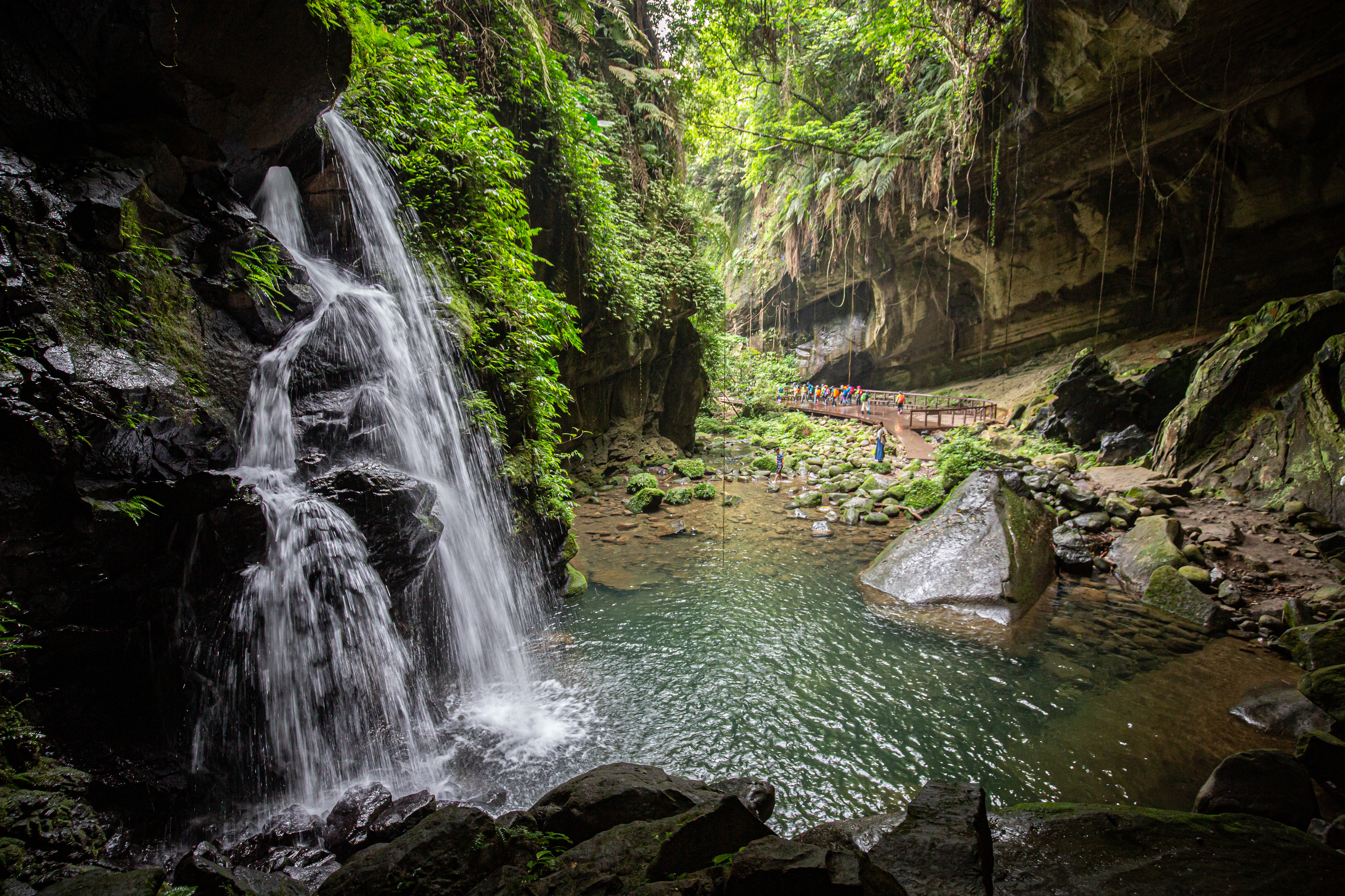 三民蝙蝠洞經整修後，有著木棧平台可近距離欣賞瀑布及洞穴。