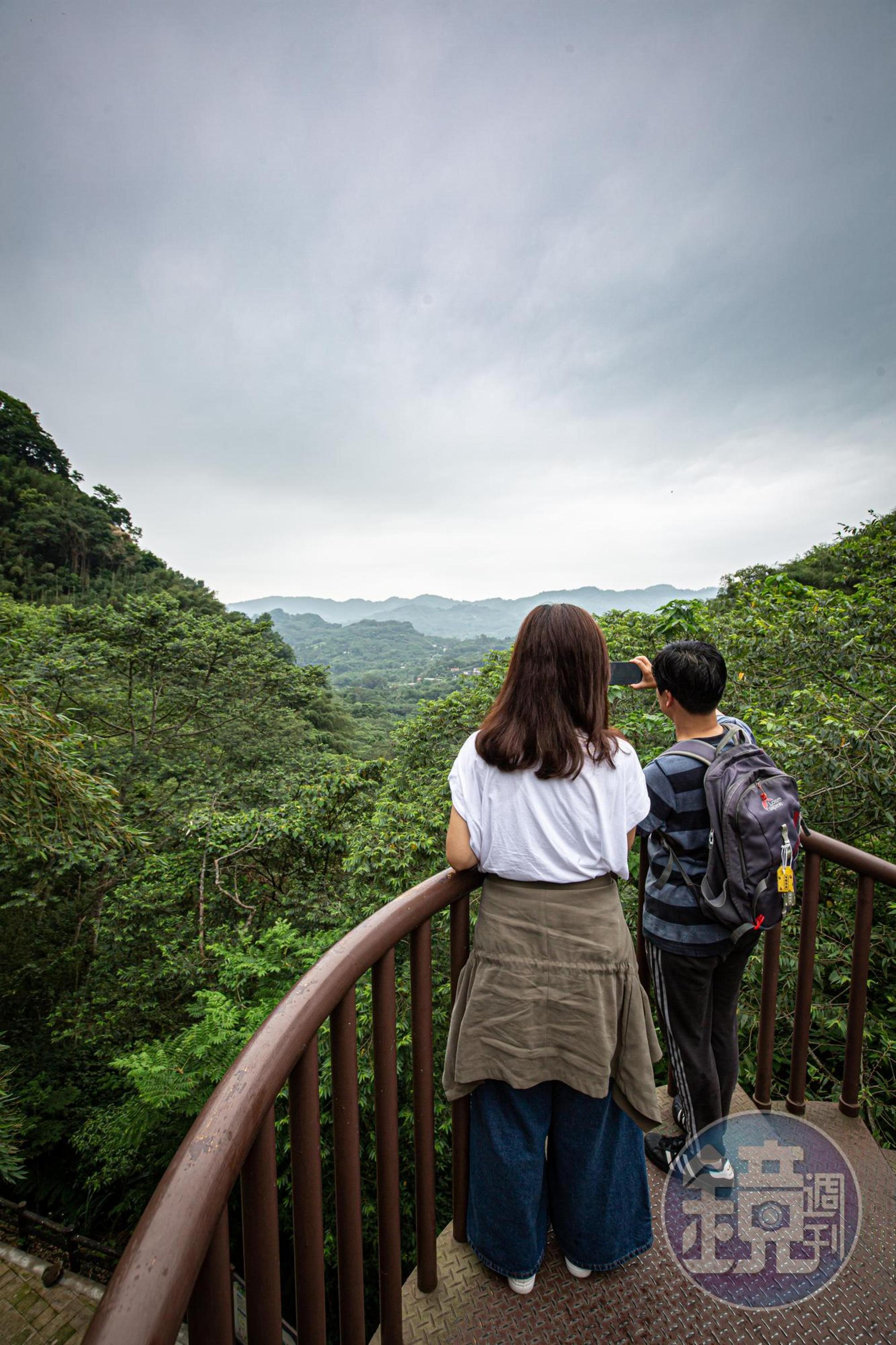 蝙蝠洞入口有個螺旋狀的平台，登高便可望見四周山景。