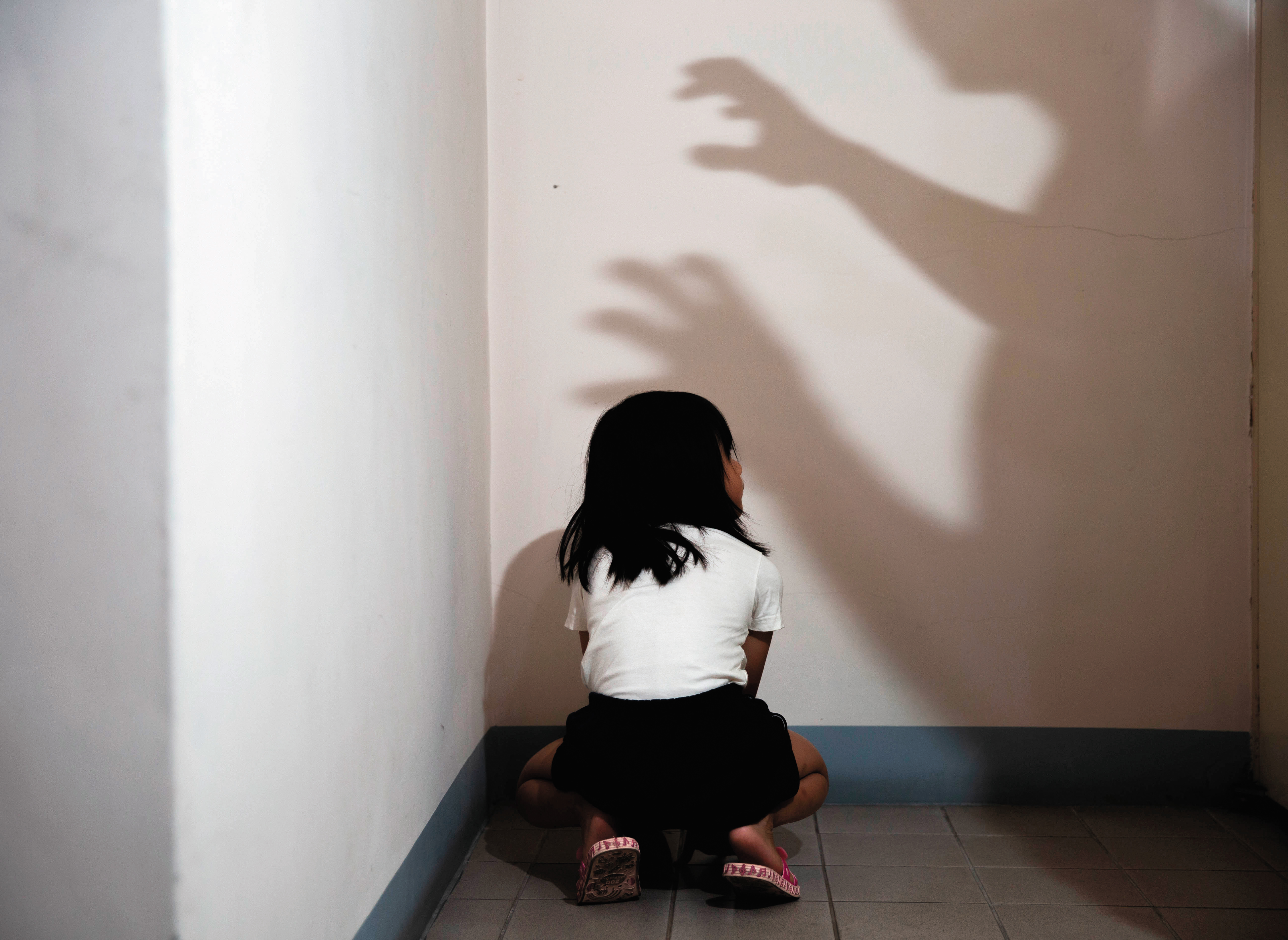 國小學童比較弱勢，不時傳出成為狼師侵犯目標。（圖為設計畫面）