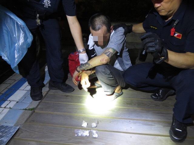 林姓通緝犯試圖脫逃，仍遭警方制伏。（翻攝畫面）