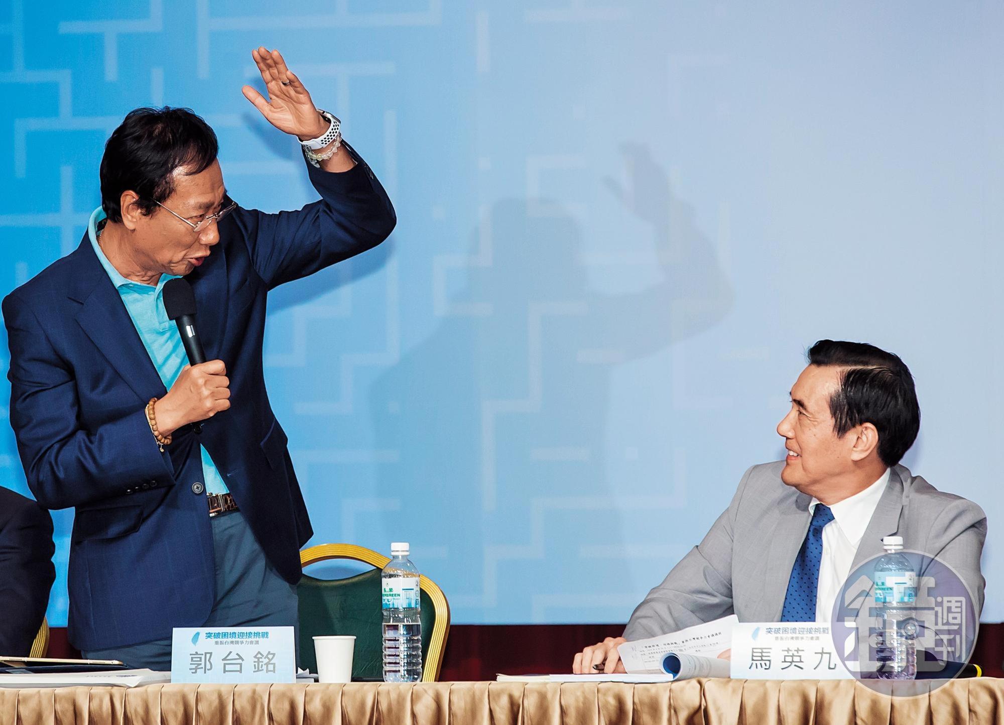 郭台銘(左)競選陣營成形,顧問團陣容清一色都是馬英九(右)任內政務官。