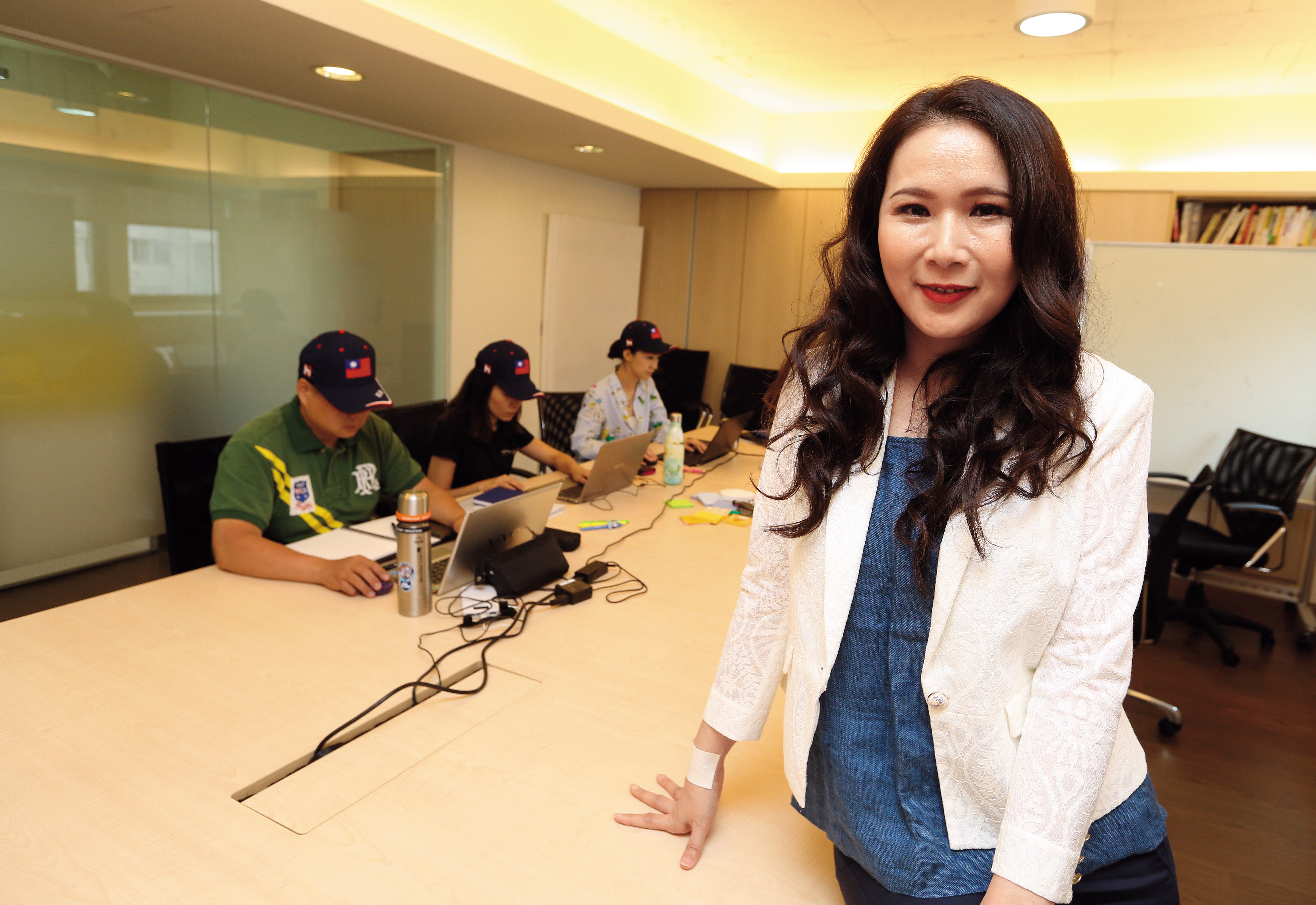 劉宥彤曾任職電視台及公關公司，熟悉媒體操作及社群行銷。