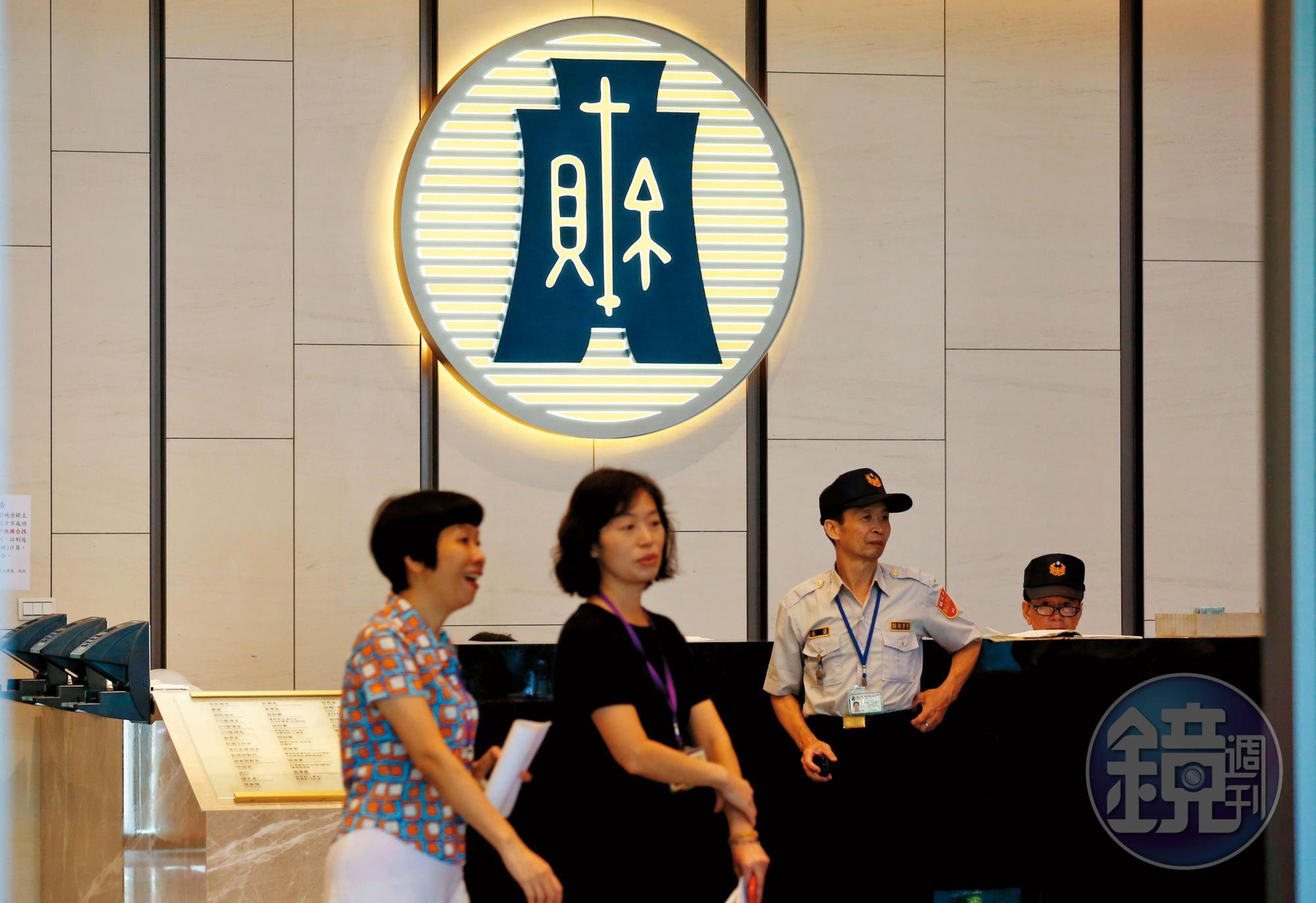 行政院下令,財政部對彰銀案不能鬆手。