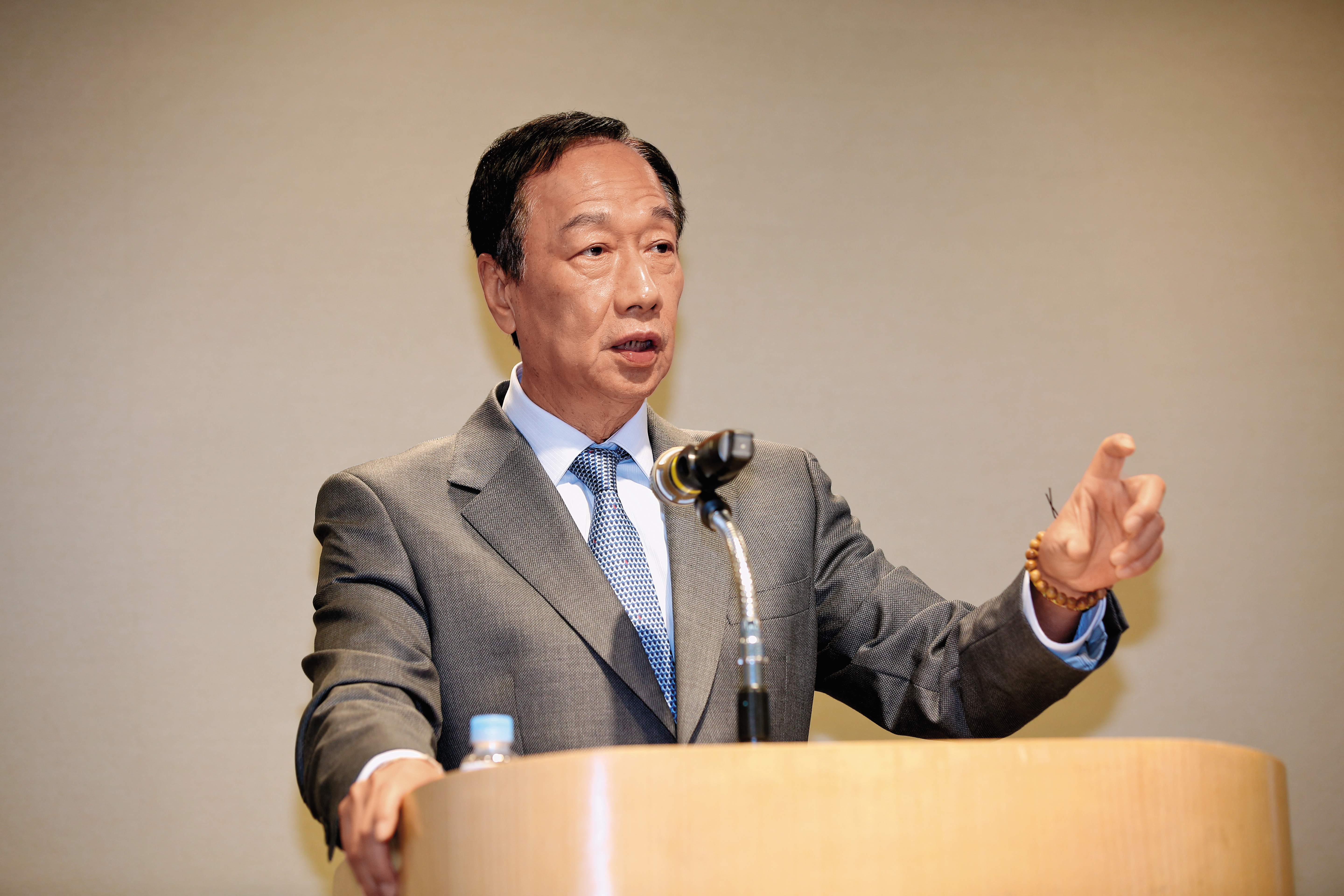 郭台銘意識到目前政治實力仍不足夠，頻向朱立倫、王金平招手。