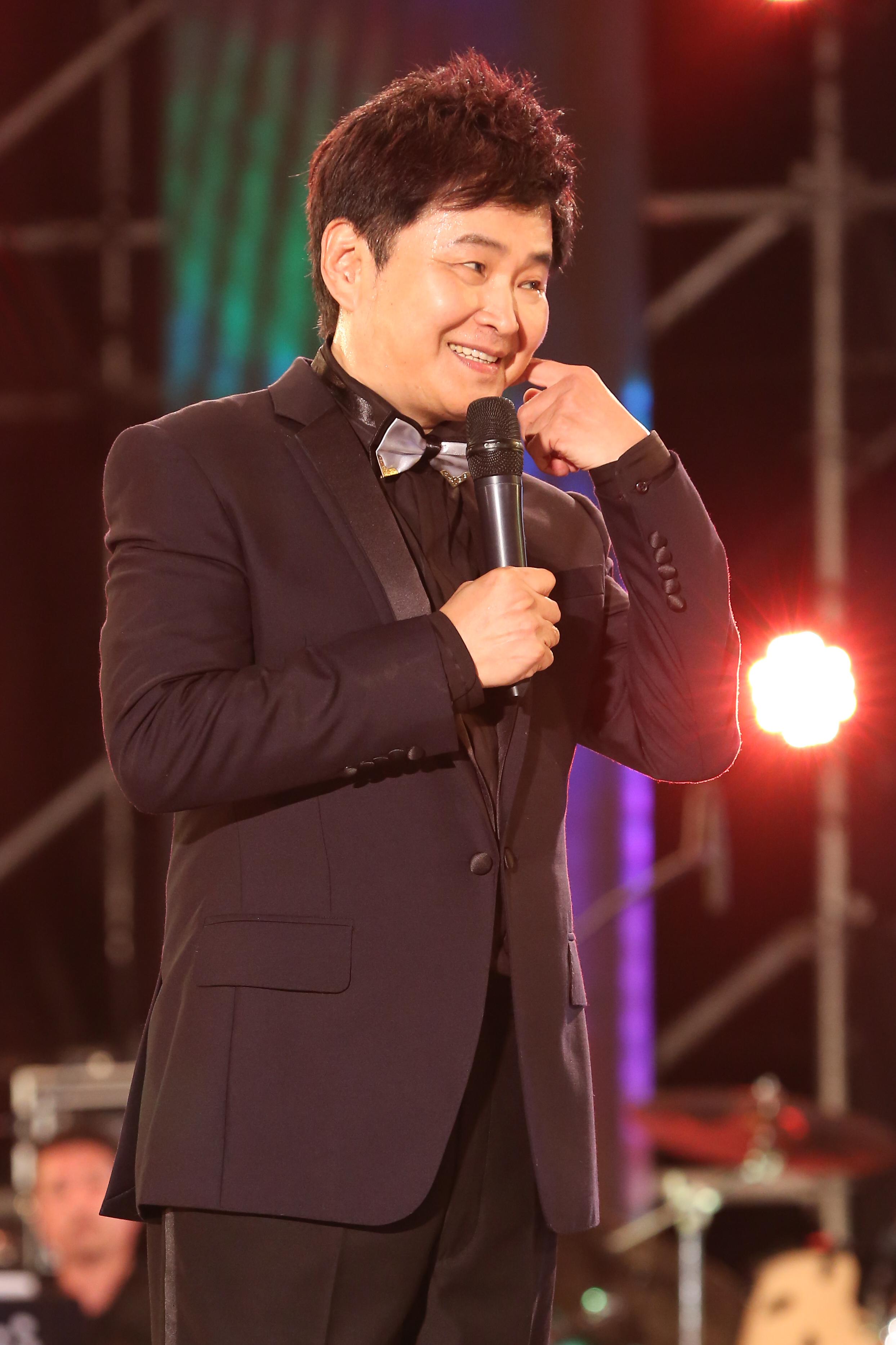 賀一航昨晚驚傳大腸癌病逝，事發突然震驚演藝圈，讓余天、李亞萍及曹西平等老友難過不已。