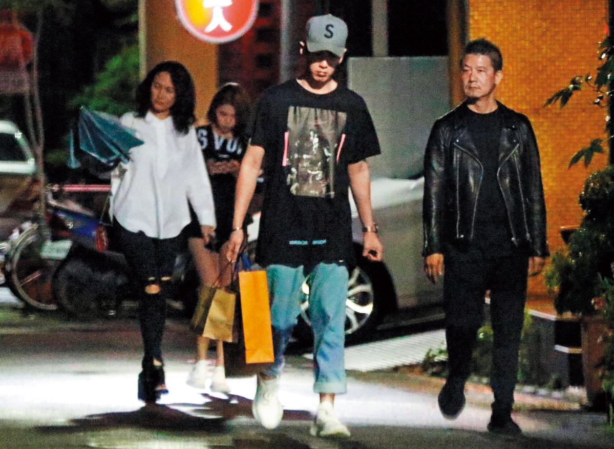 李毓芬（左二）曾被拍到跟柯家一家晚宴之後回家，被認為穩坐正宮，但後來仍然分手收場。