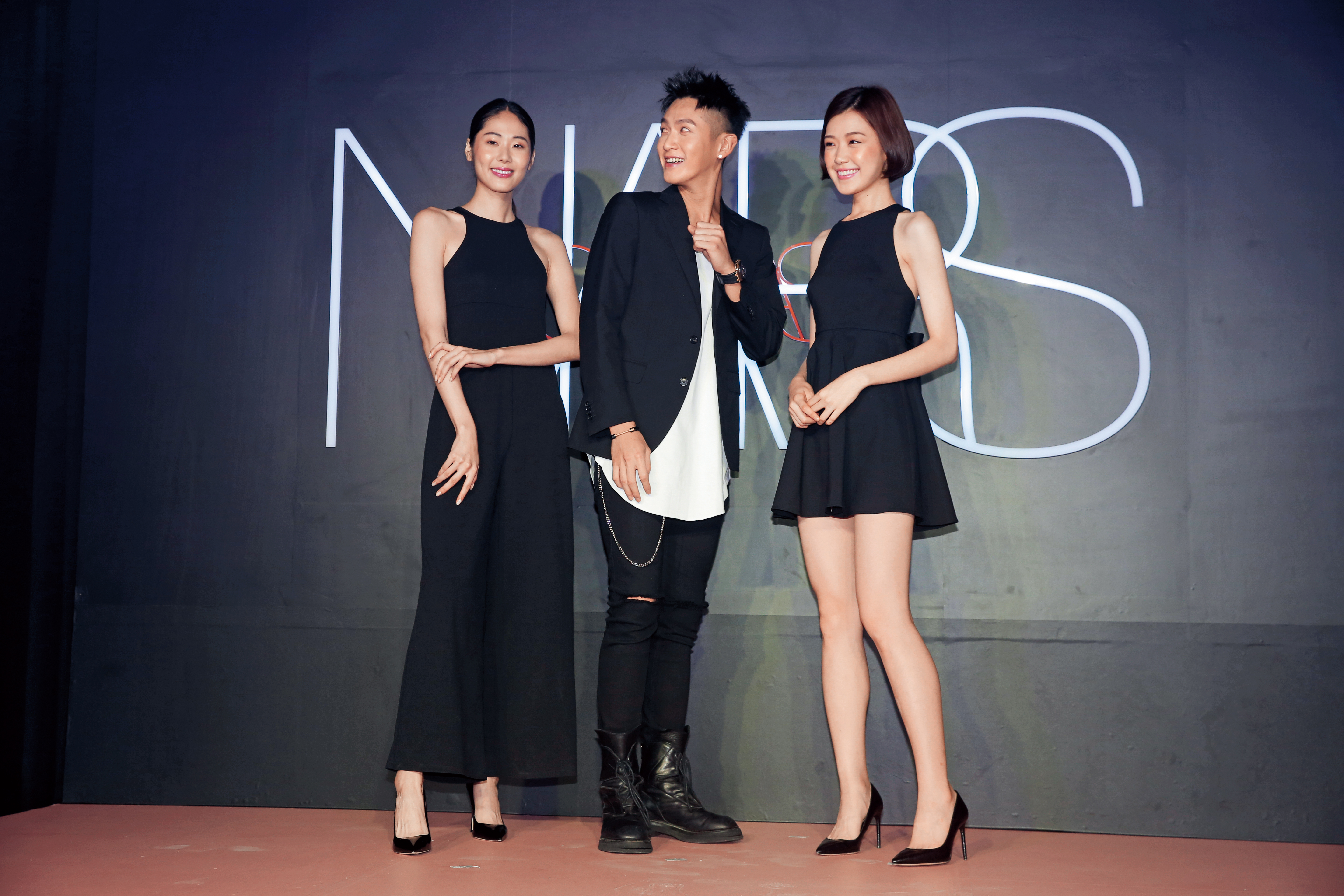 柯震東(中)復出路難行,之前有次好不容易出席彩妝品牌活動,結果品牌遭到對岸網軍攻擊。