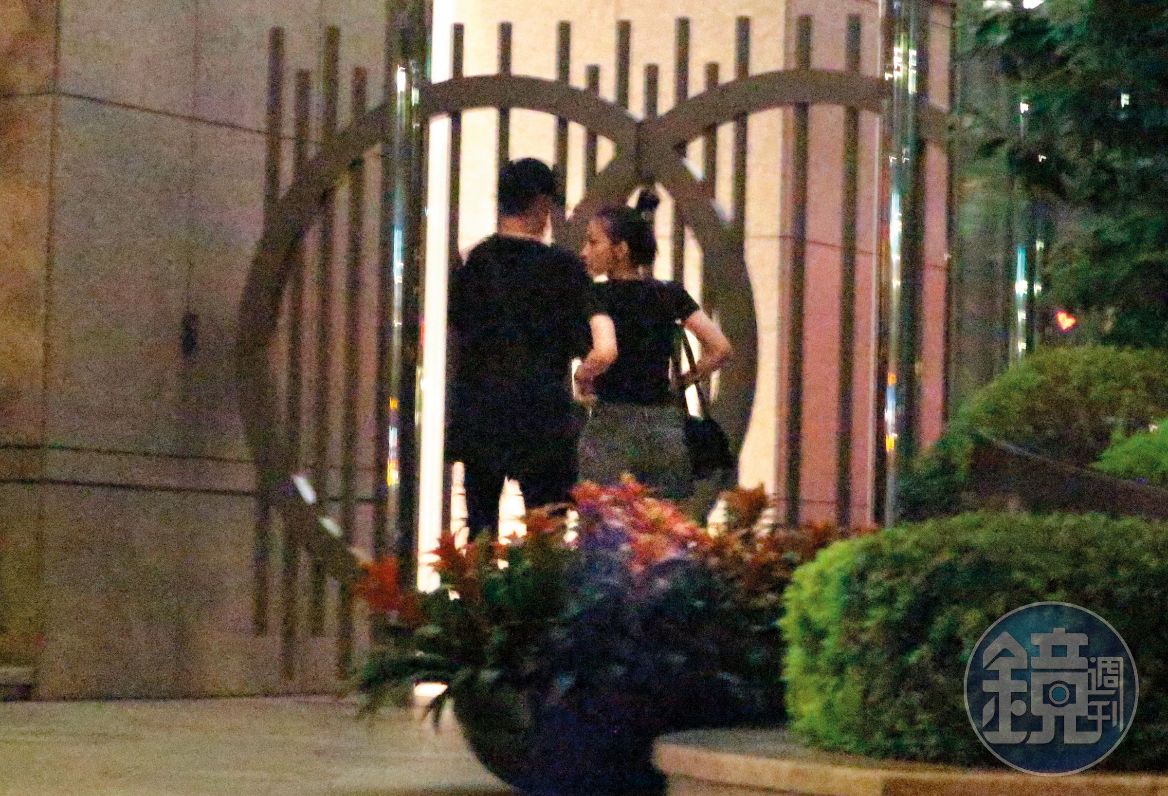 6/1 01：49，杜姸（右）差點被柯震東帶回家後，又跟一名黑衣男子過夜。