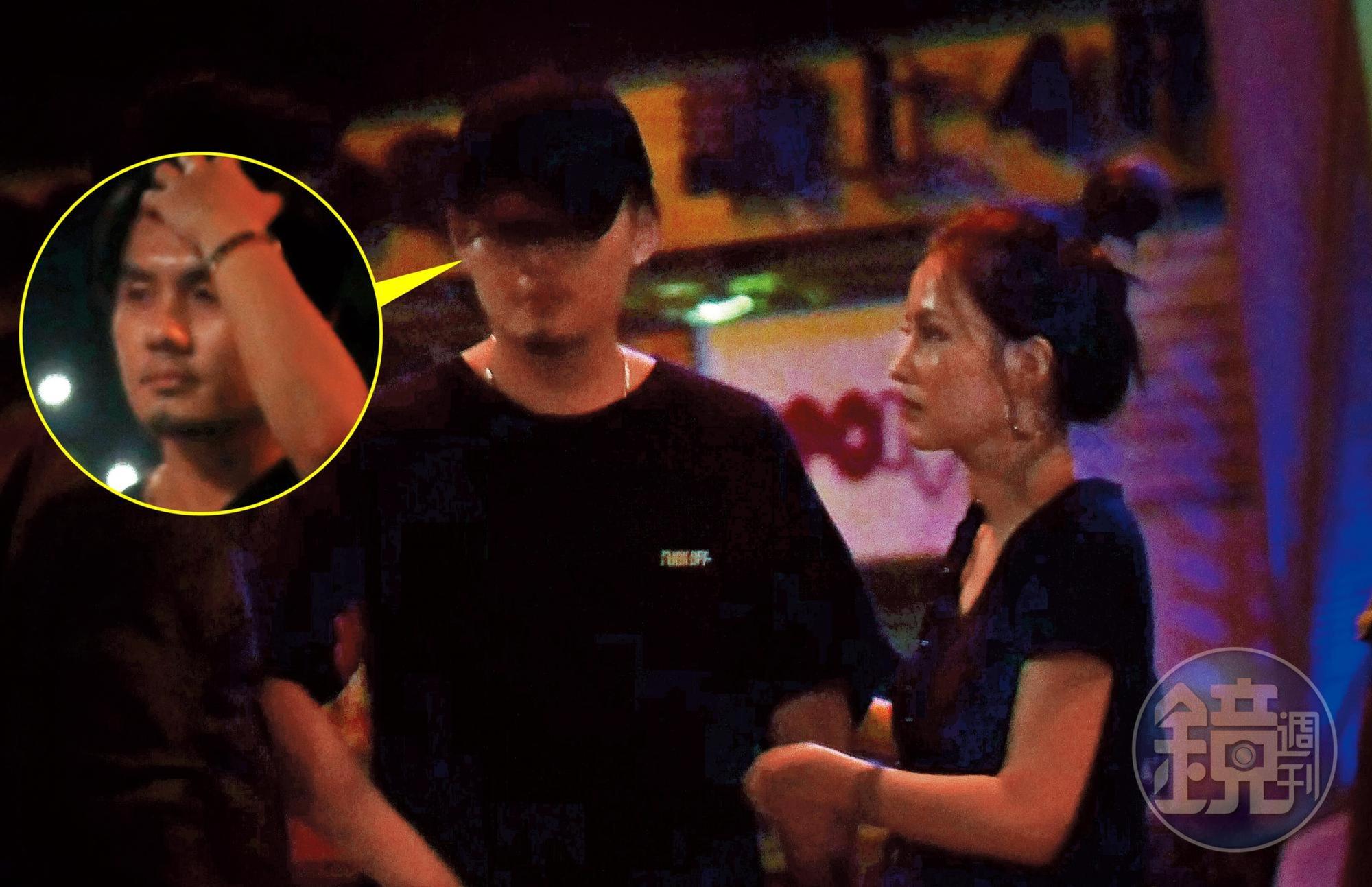 6/1 01:43,杜姸(右)跟一群人在酒吧聚會,隨後照顧一名酒醉男子回家。