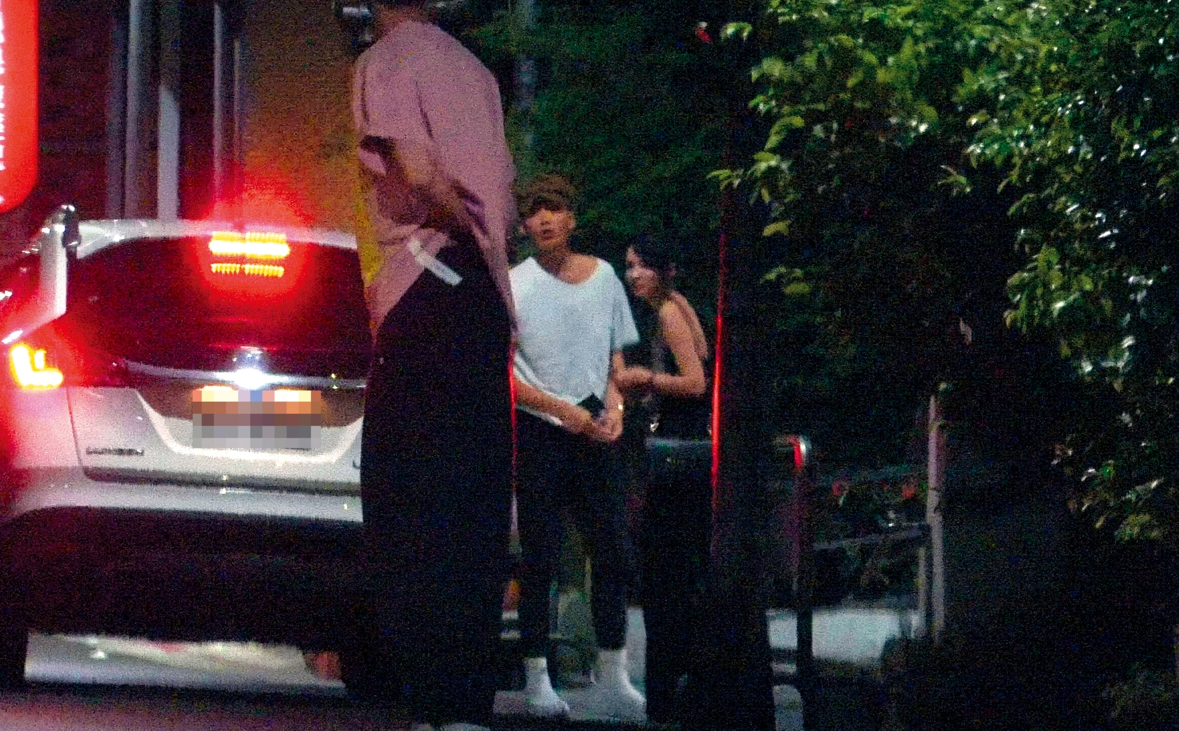 5/25 02：21，柯震東（中）拽了拽褲頭感覺正要提槍上陣，不過酒吧的工作人員（左）提醒他有跟拍，他當場傻住。